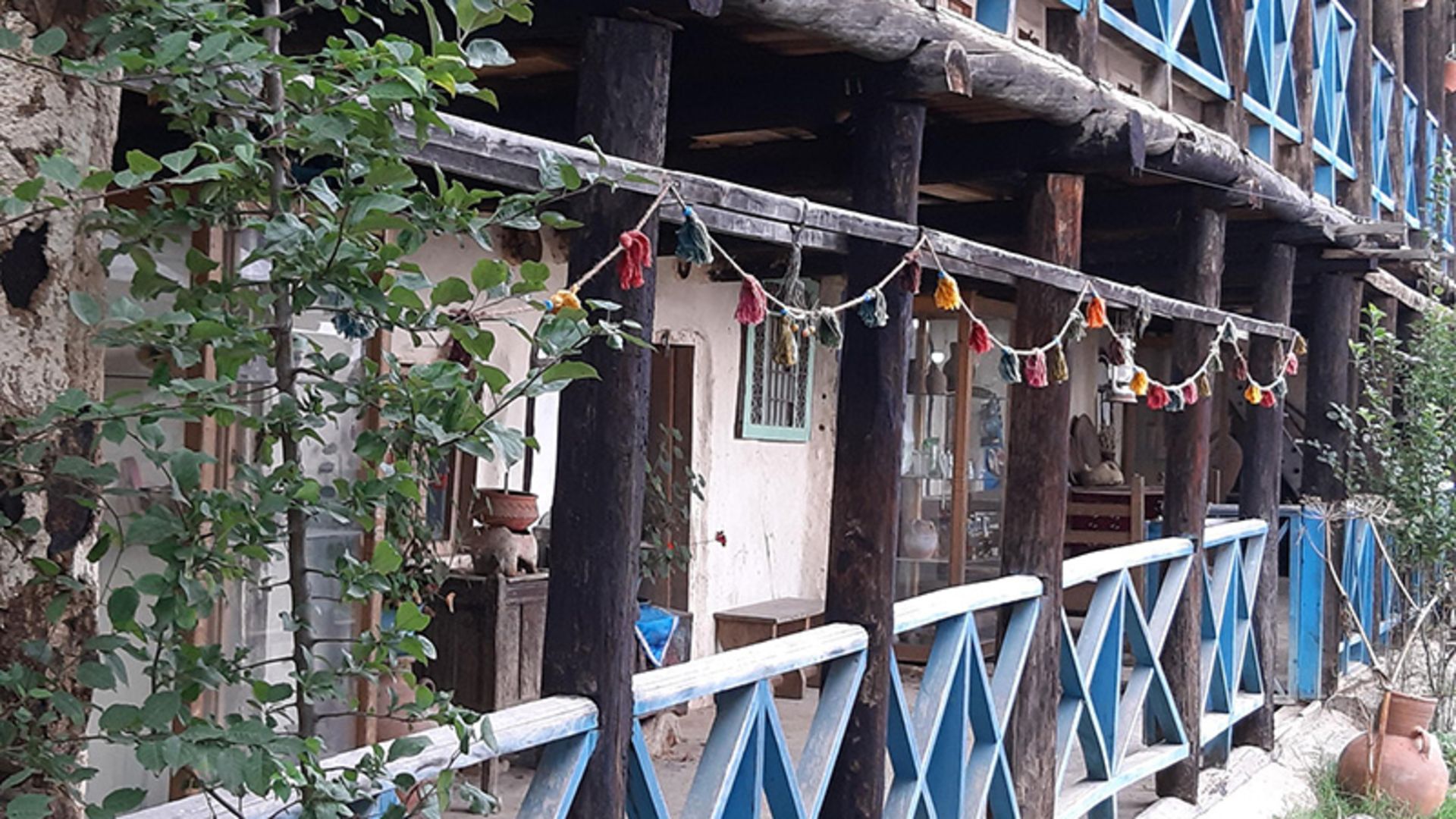 ساختمان قدیمی و چوبی موزه تاریخ طبیعی خشکه داران