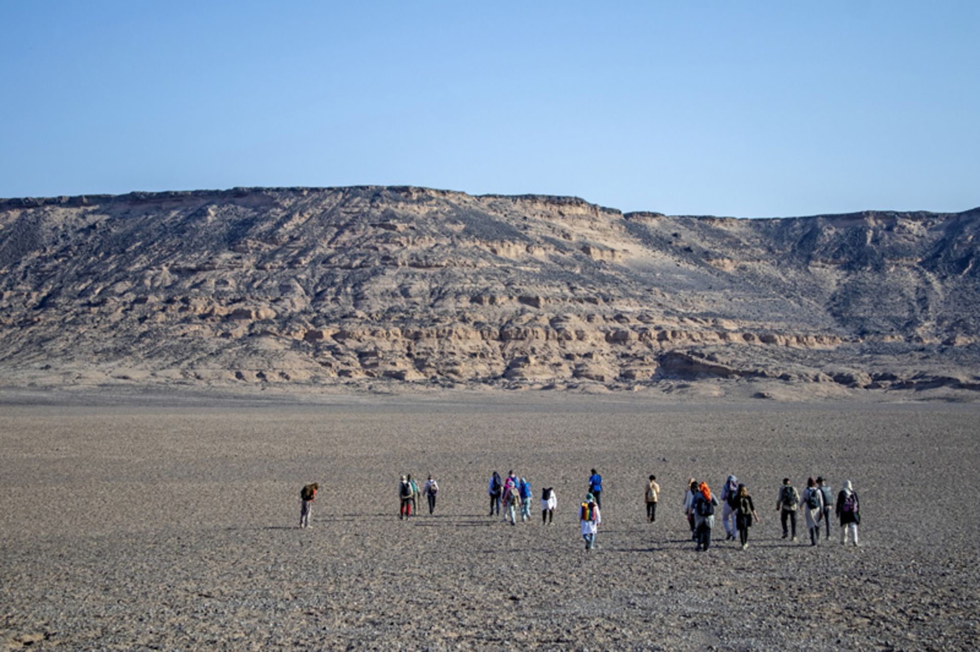 چند گردشگر در کنار تپه شنی کویر شهداد
