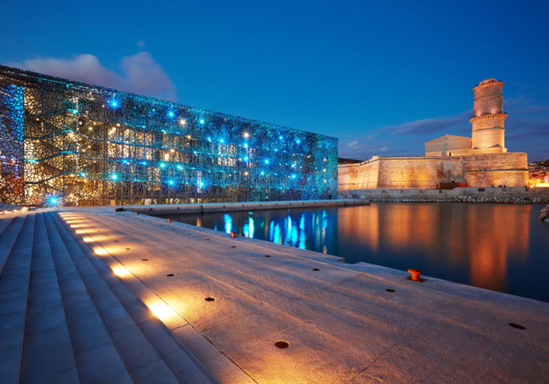 بندر مارسی در شب