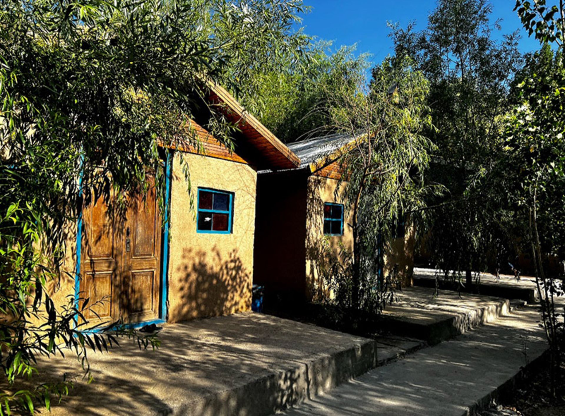 کلبه های سنتی در مجموعه نهر سنگی پلور