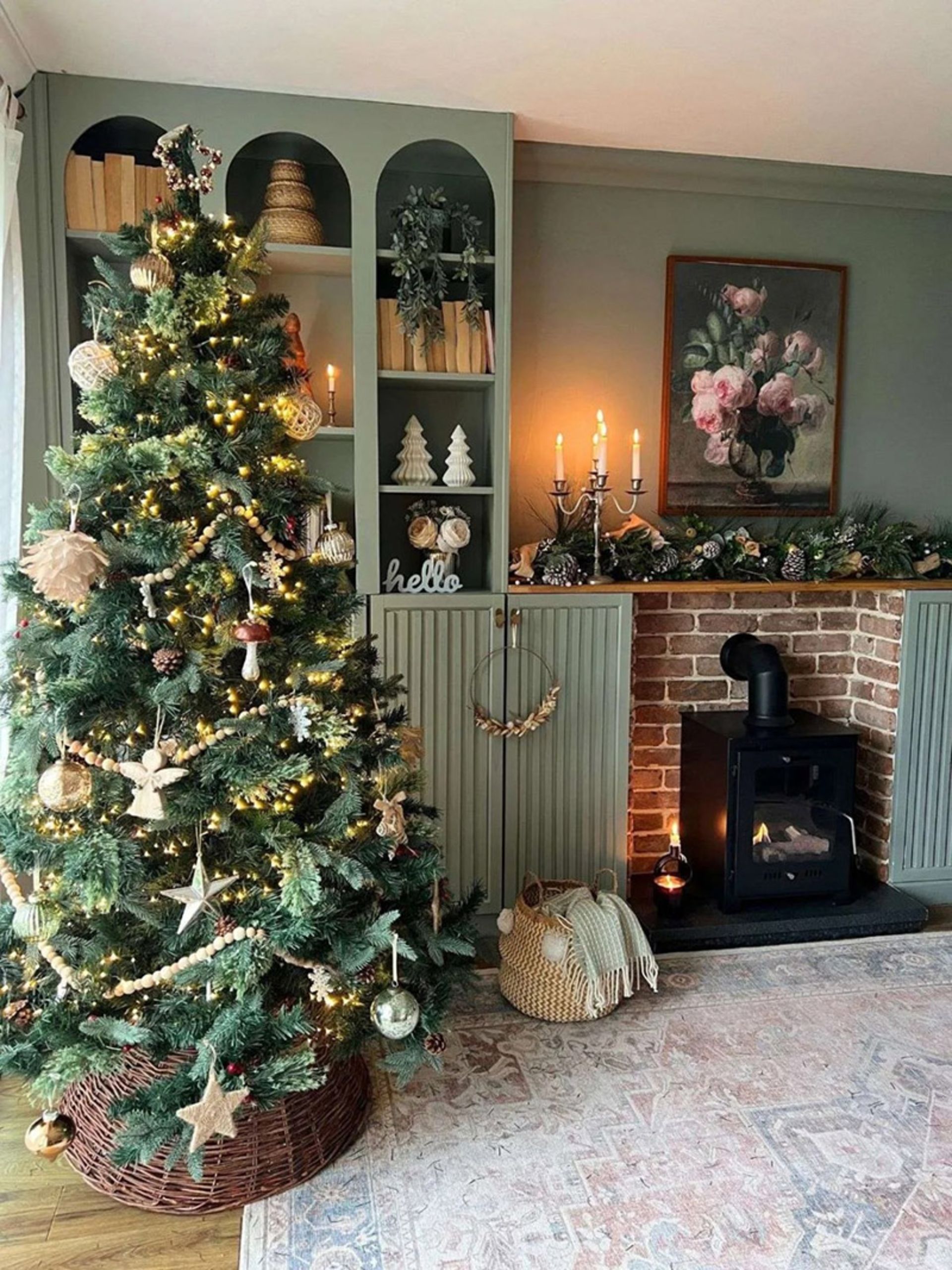 درخت کریسمس طبیعی تزئین شده در خانه