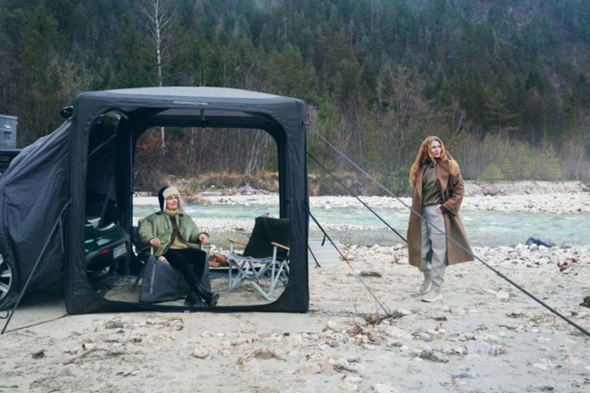 چادر ایر استیشن در کنار رودخانه