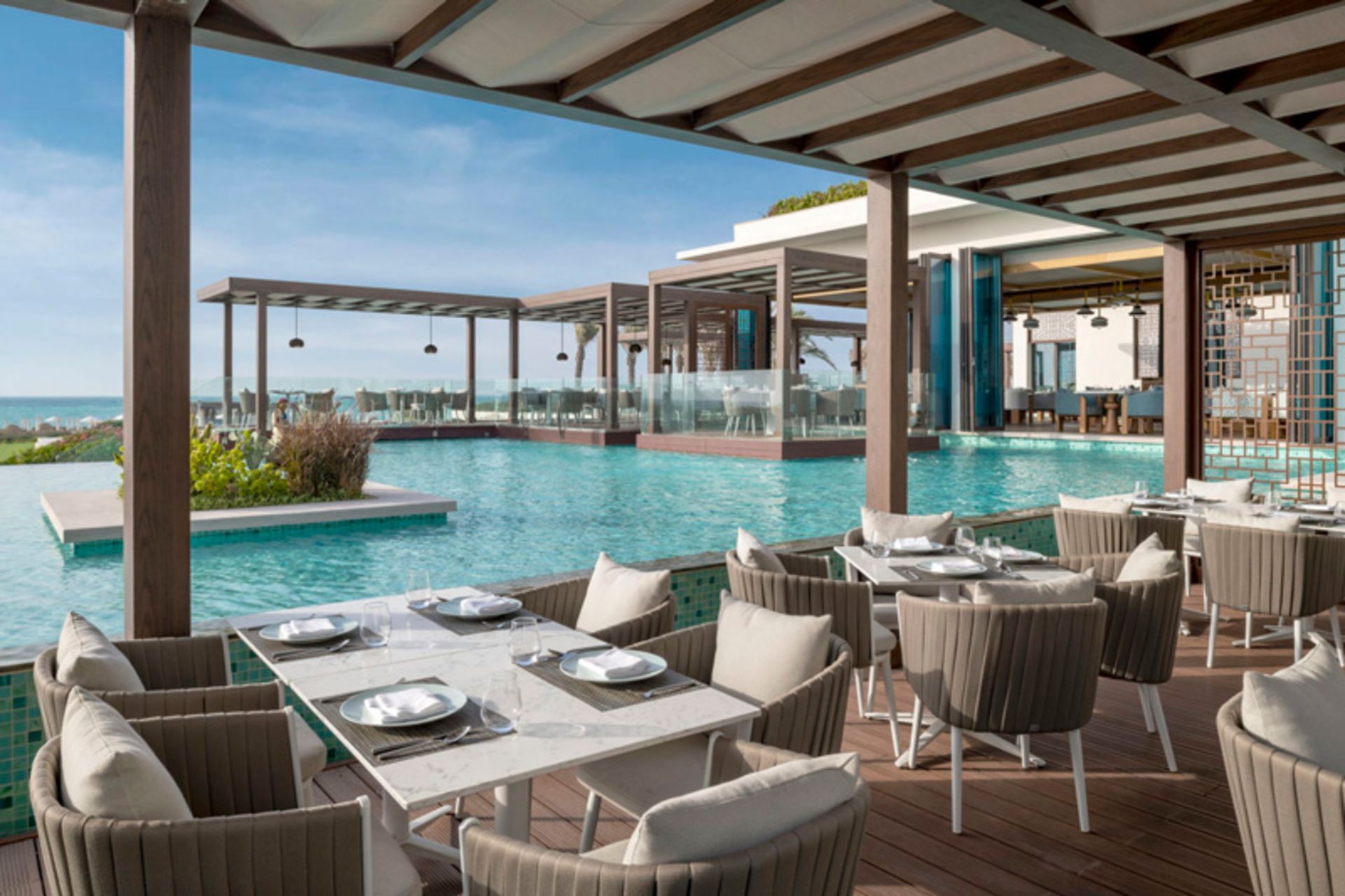 میز غذا در پاویون‌های شناور رستوران سنتایا در ابوظبی