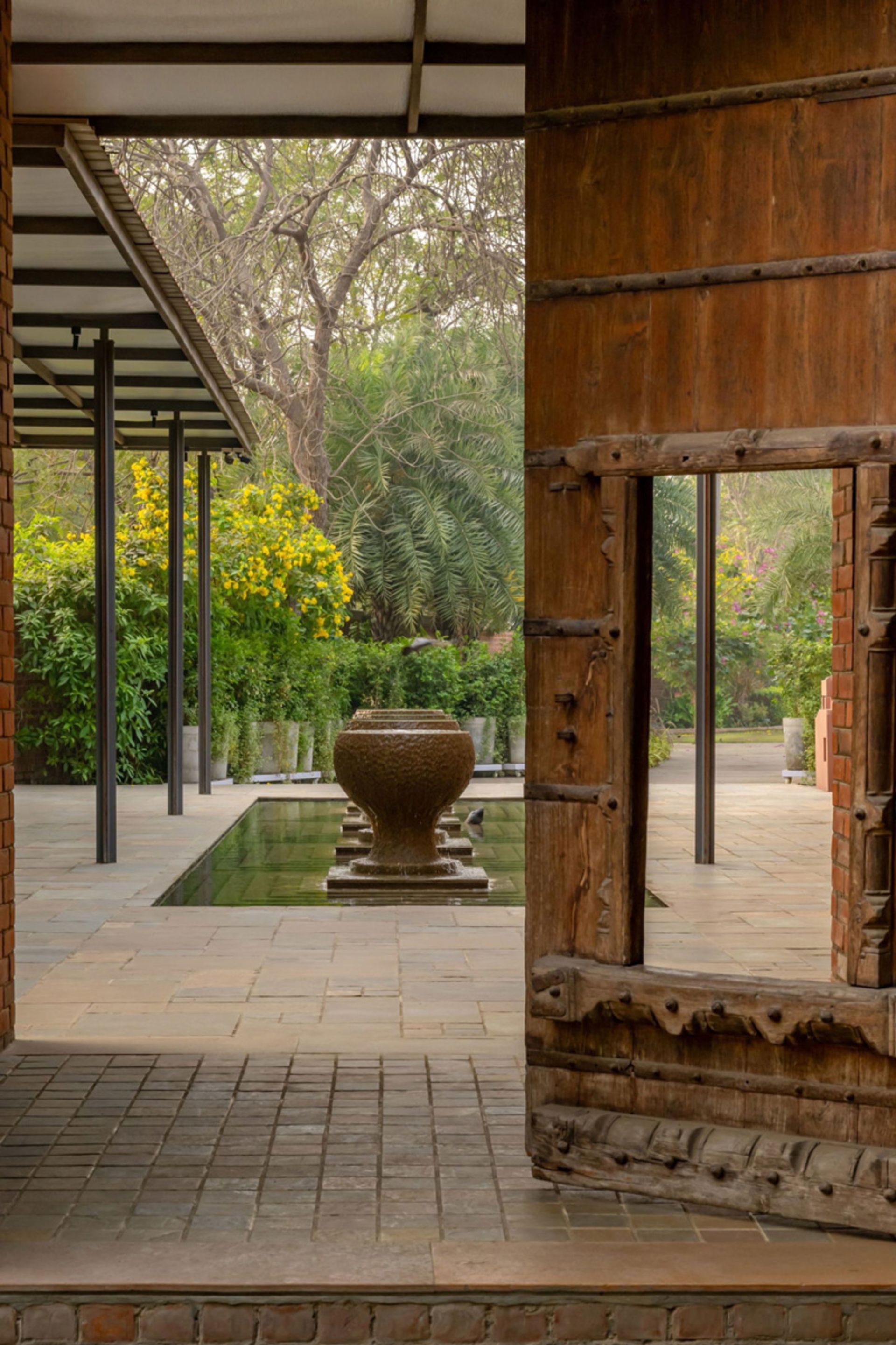 محوطه رستوران زیر درخت چریش