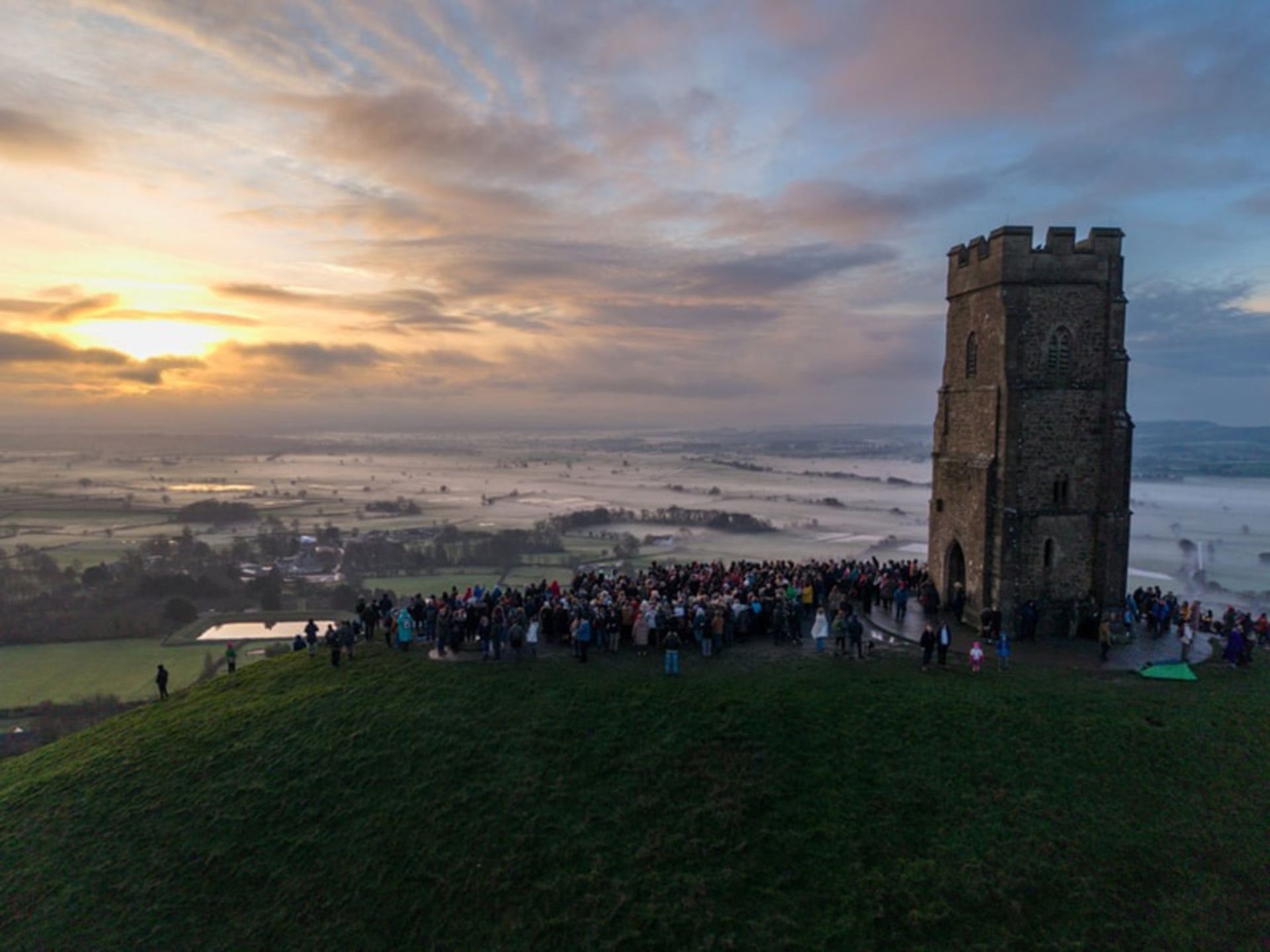 تجمع مردم اطراف برج سنت مایکل انگلستان به مناسبت  انقلاب زمستانی