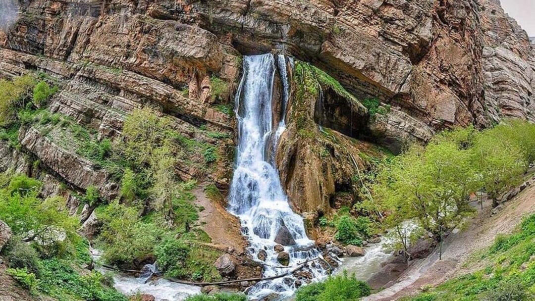 آبشار آب سفید در لرستان
