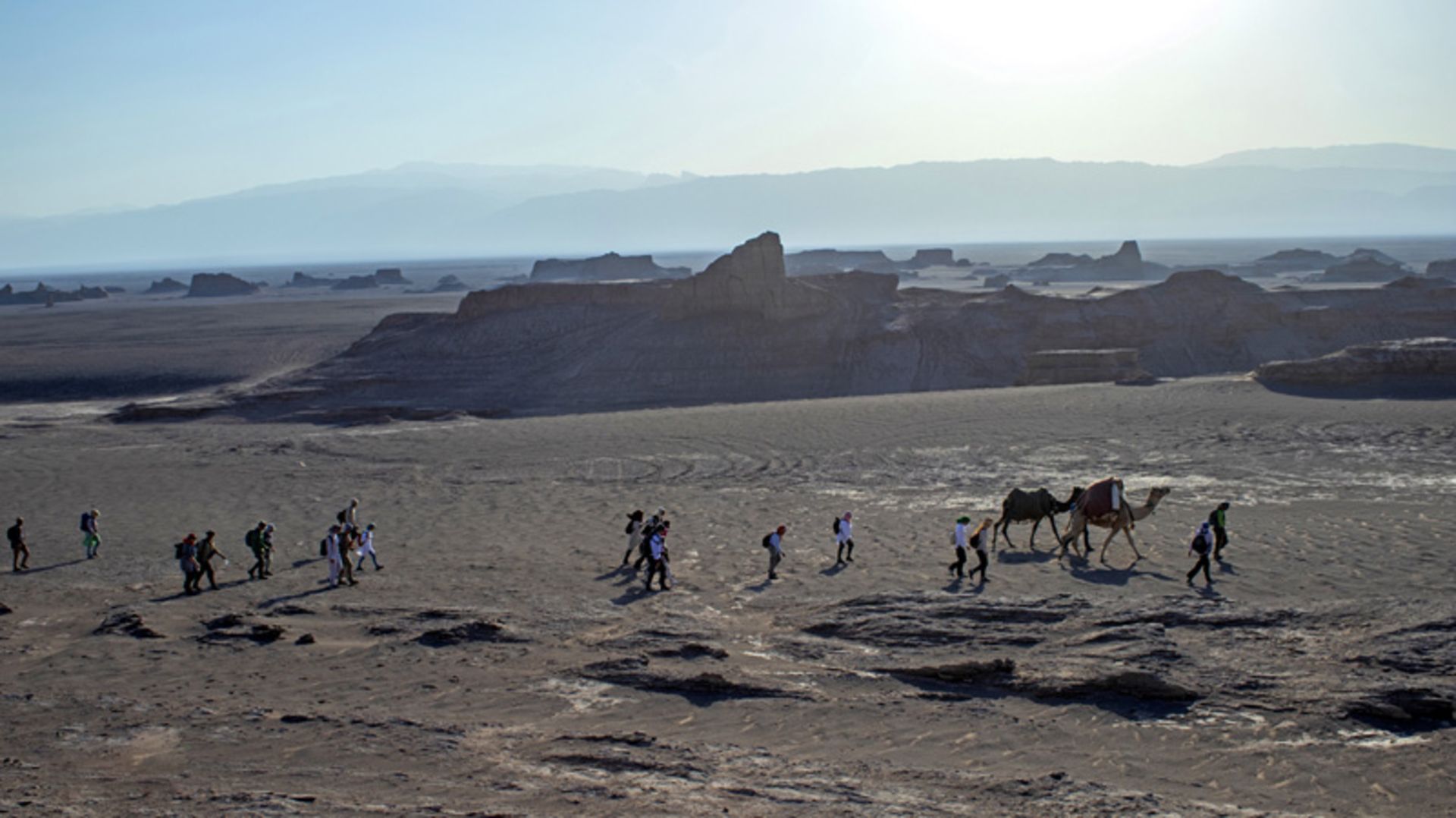 شترسواری گردشگران در کویر شهداد کرمان