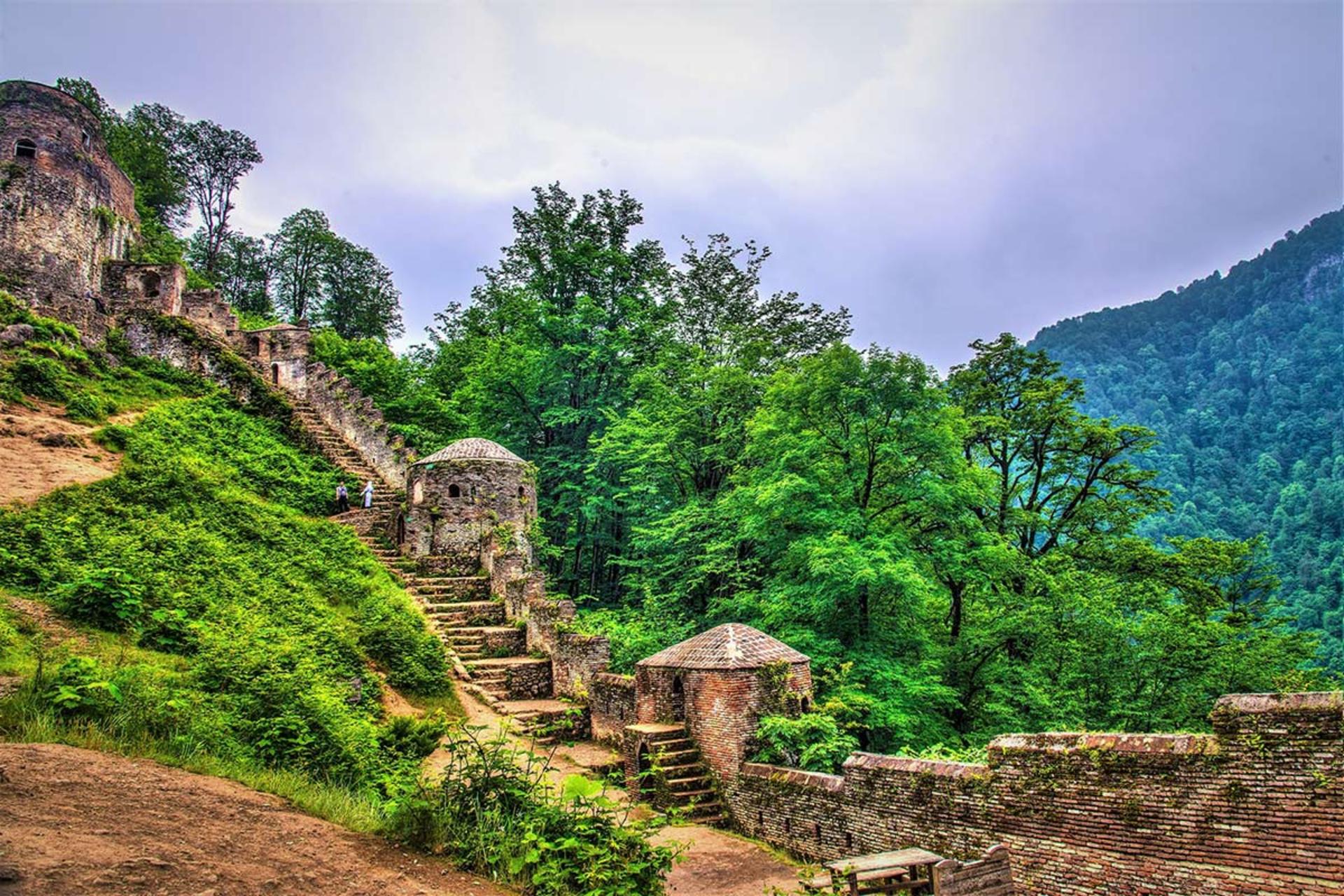 طبیعت سرسبز قلعه رودخان