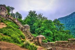 طبیعت سرسبز قلعه رودخان