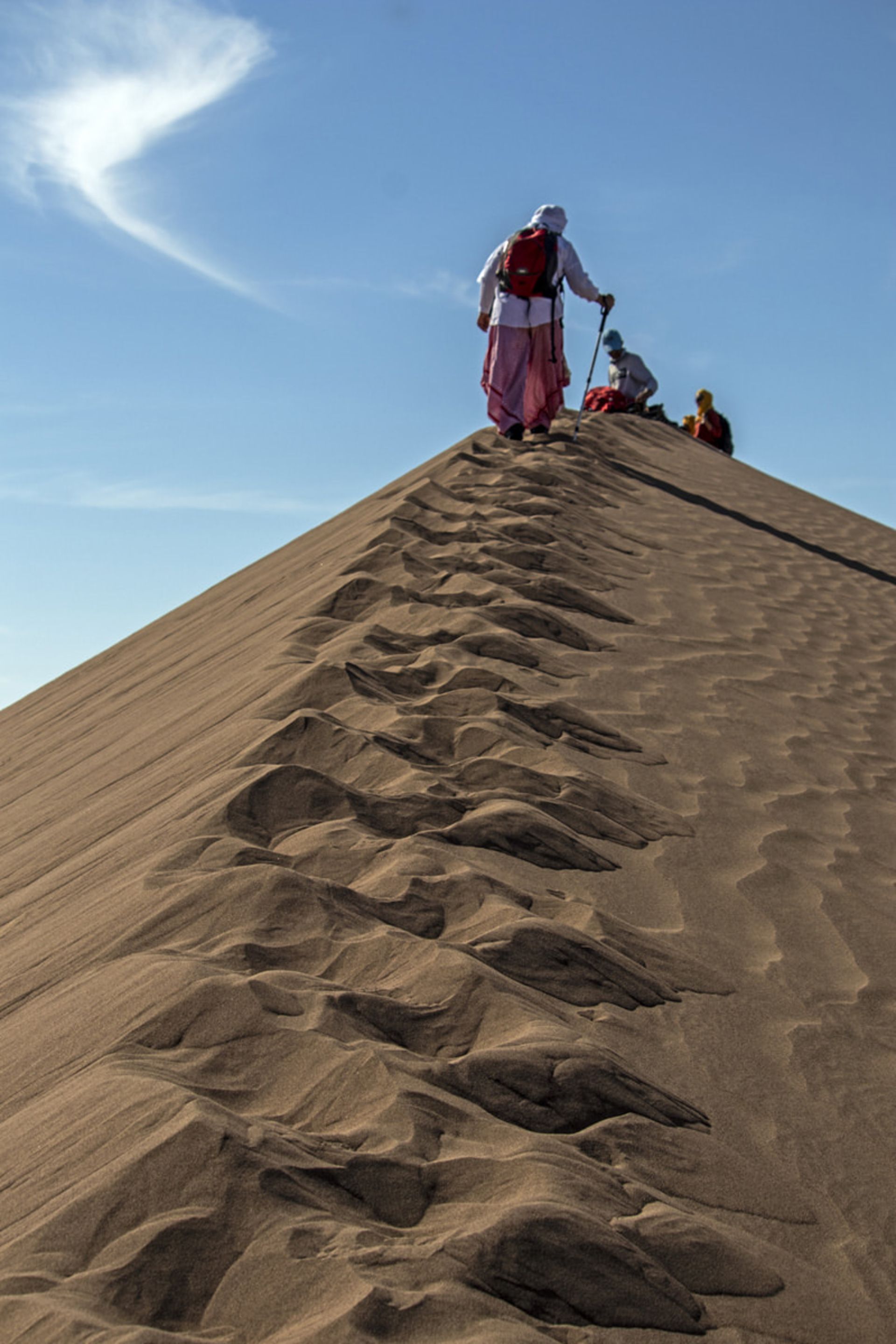 بالا رفتن از تپه شنی در کویر شهداد