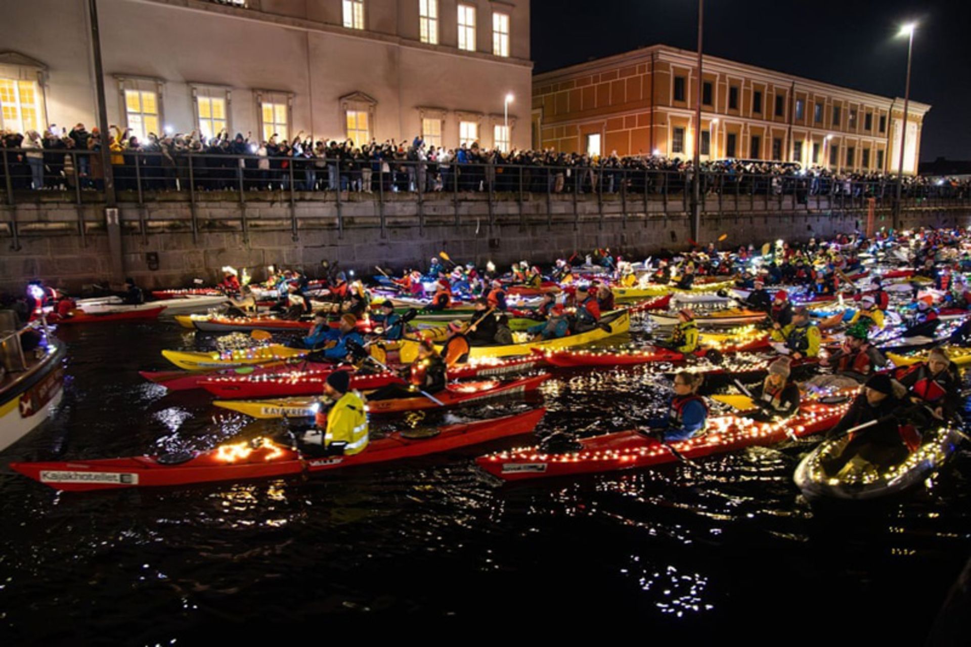 رژه کایاک‌سواری به مناسبت روز سانتا لوسیا در بندرگاه کپنهاگ، دانمارک