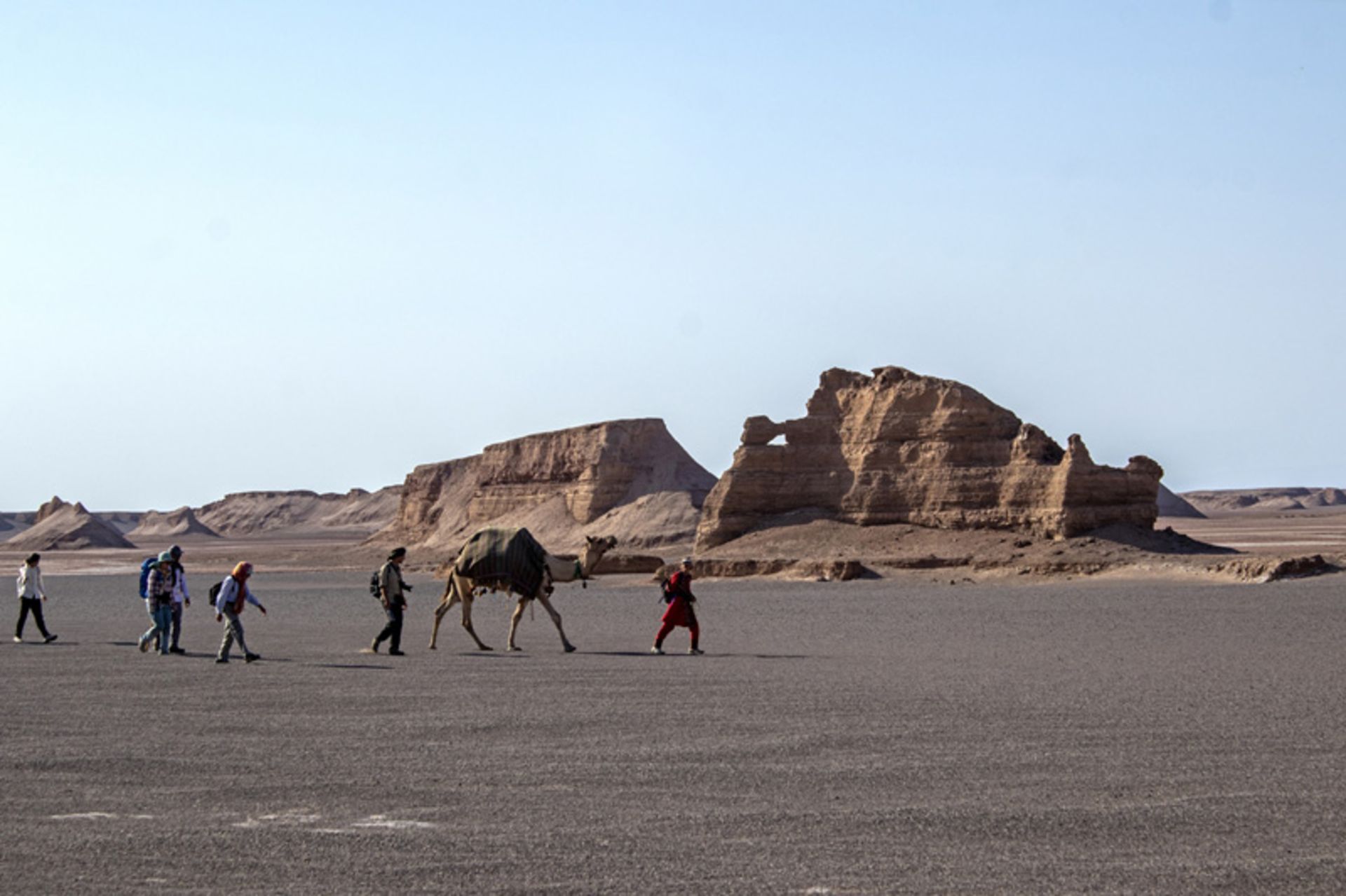 عبور چند نفر با شتر از کویر شهداد