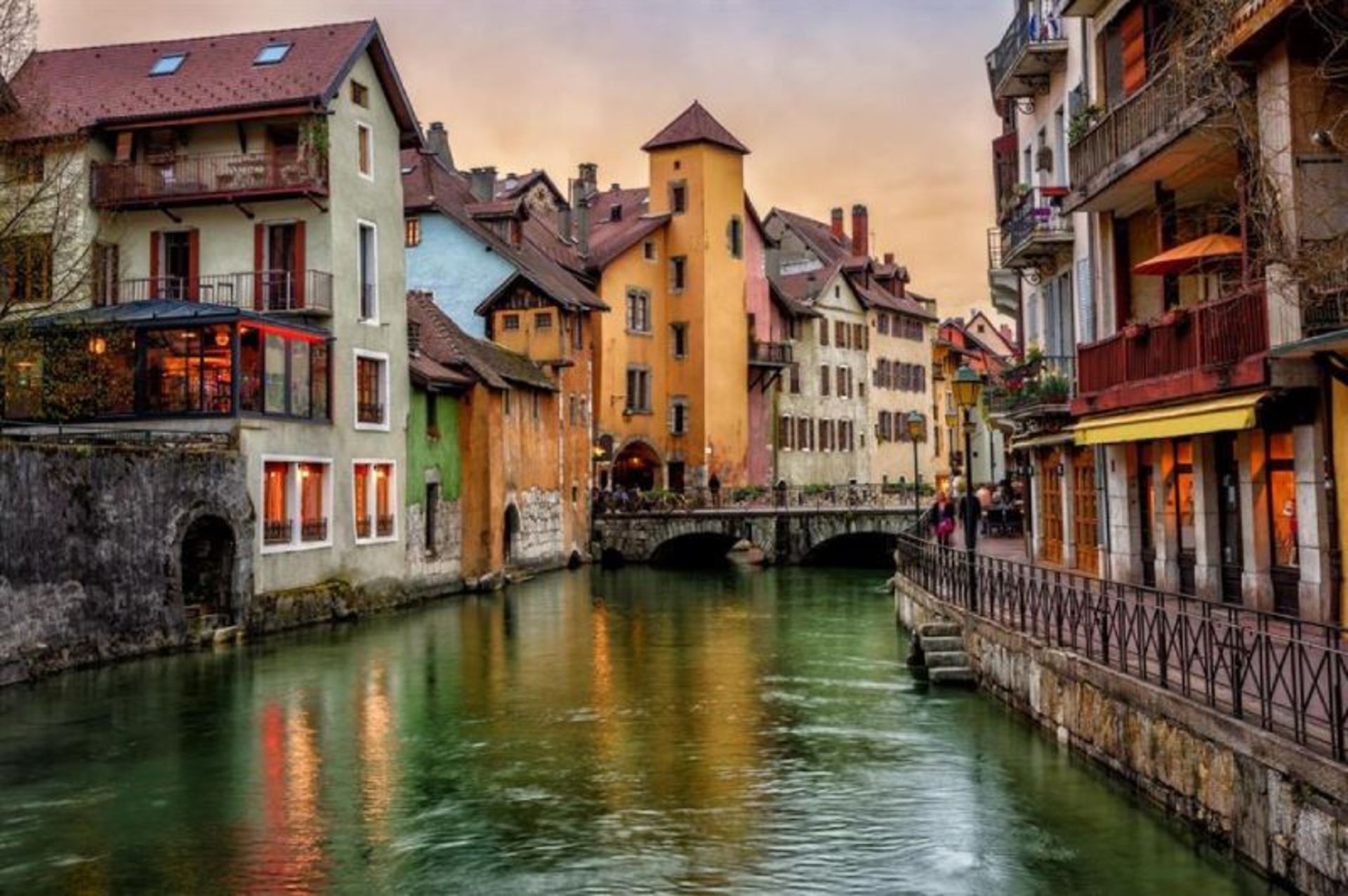 ساختمان های اطراف کانال تیو فرانسه