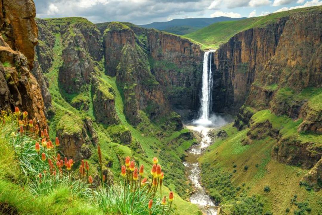 آبشار در کوهستان سرسبز لسوتو