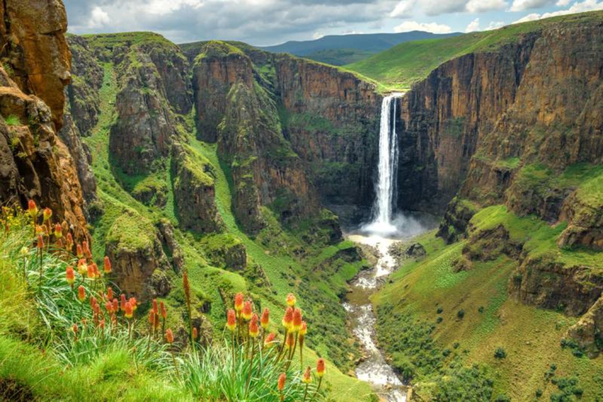 آبشار در کوهستان سرسبز لسوتو