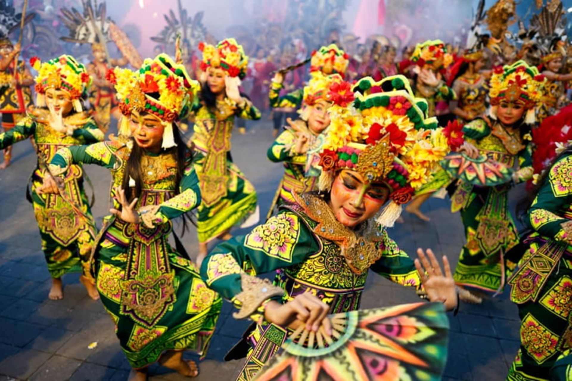 اجرای رقصندگان در رژه شب سال نو در دنپاسار، بالی