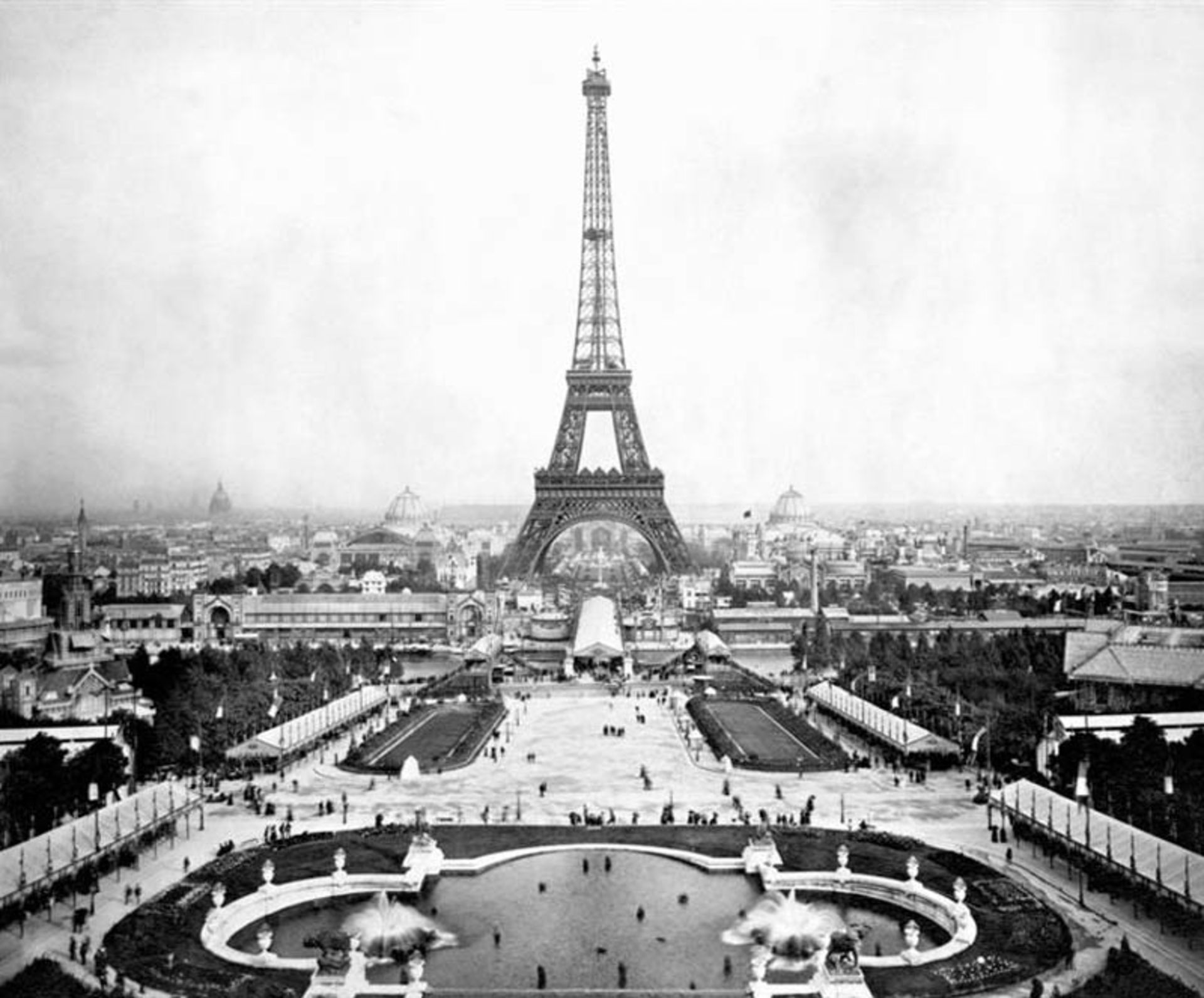نمای سیاه و سفید پانوراما از برج ایفل و محوطه نمایشگاه جهانی پاریس در قرن ۱۹