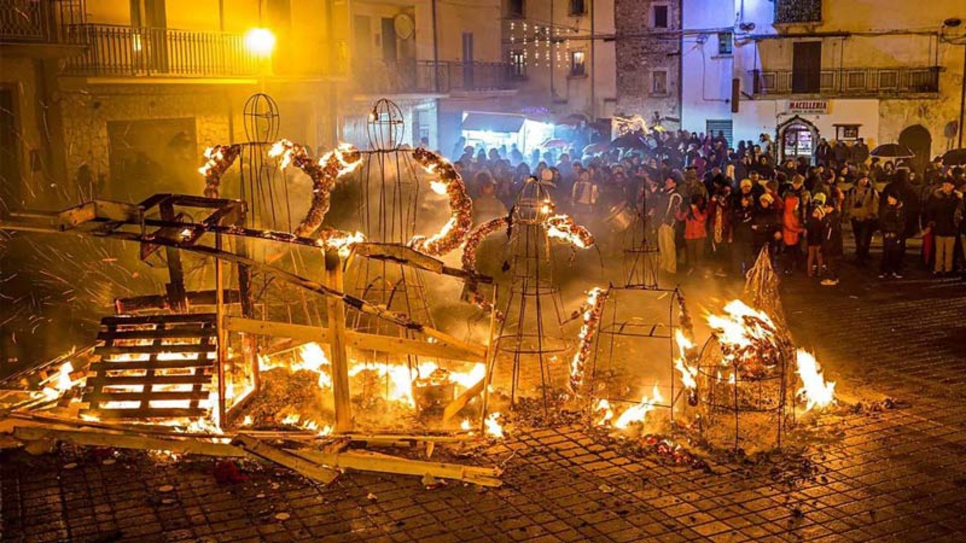 آتش روشن شده در سطح شهر در زمان پاناردا