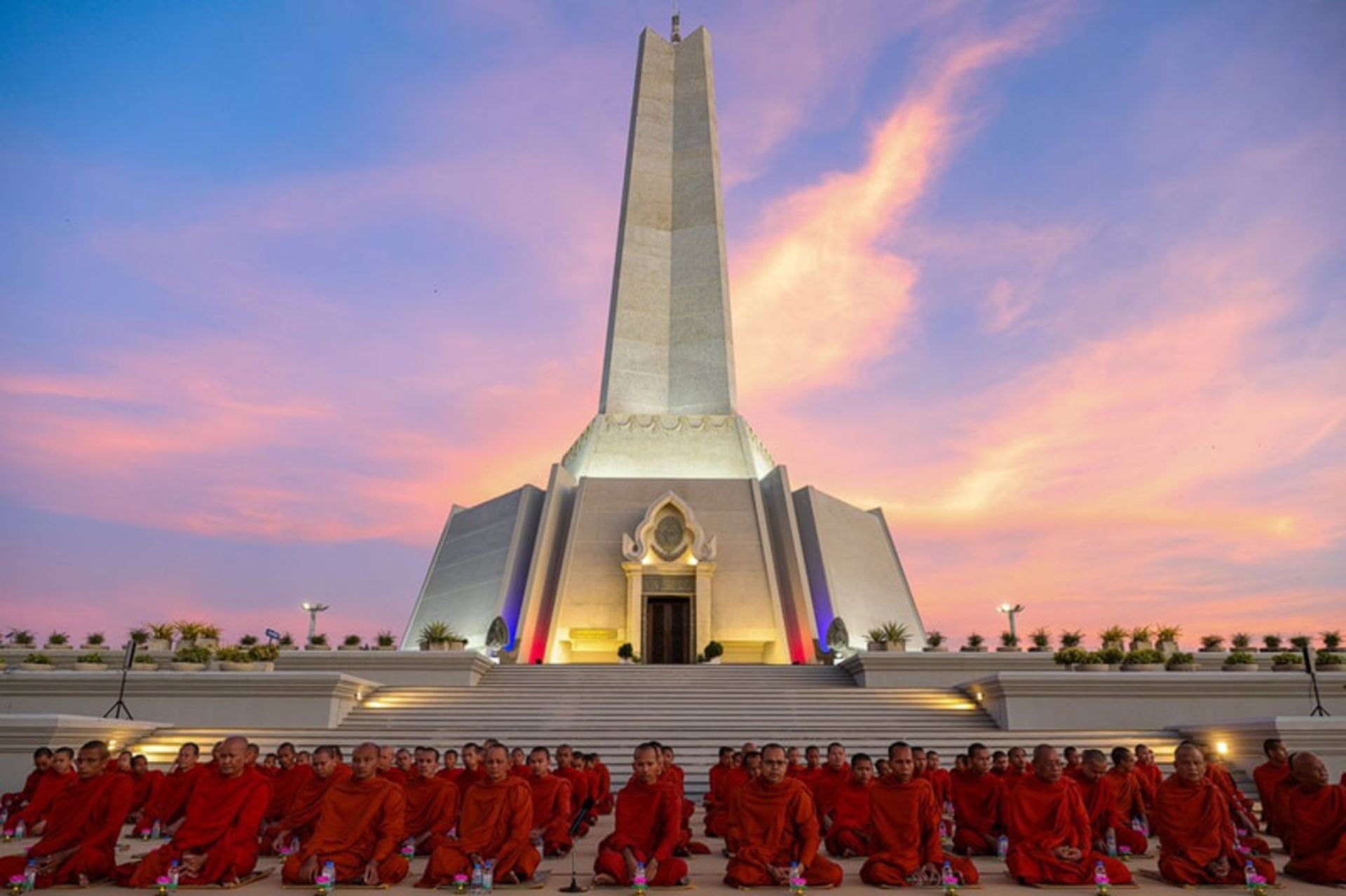 مراسم یادبود قربانیان درگیری‌های مرزی با حضور راهبان و شهروندان در بنای یادبود «وین-وین» کامبوج