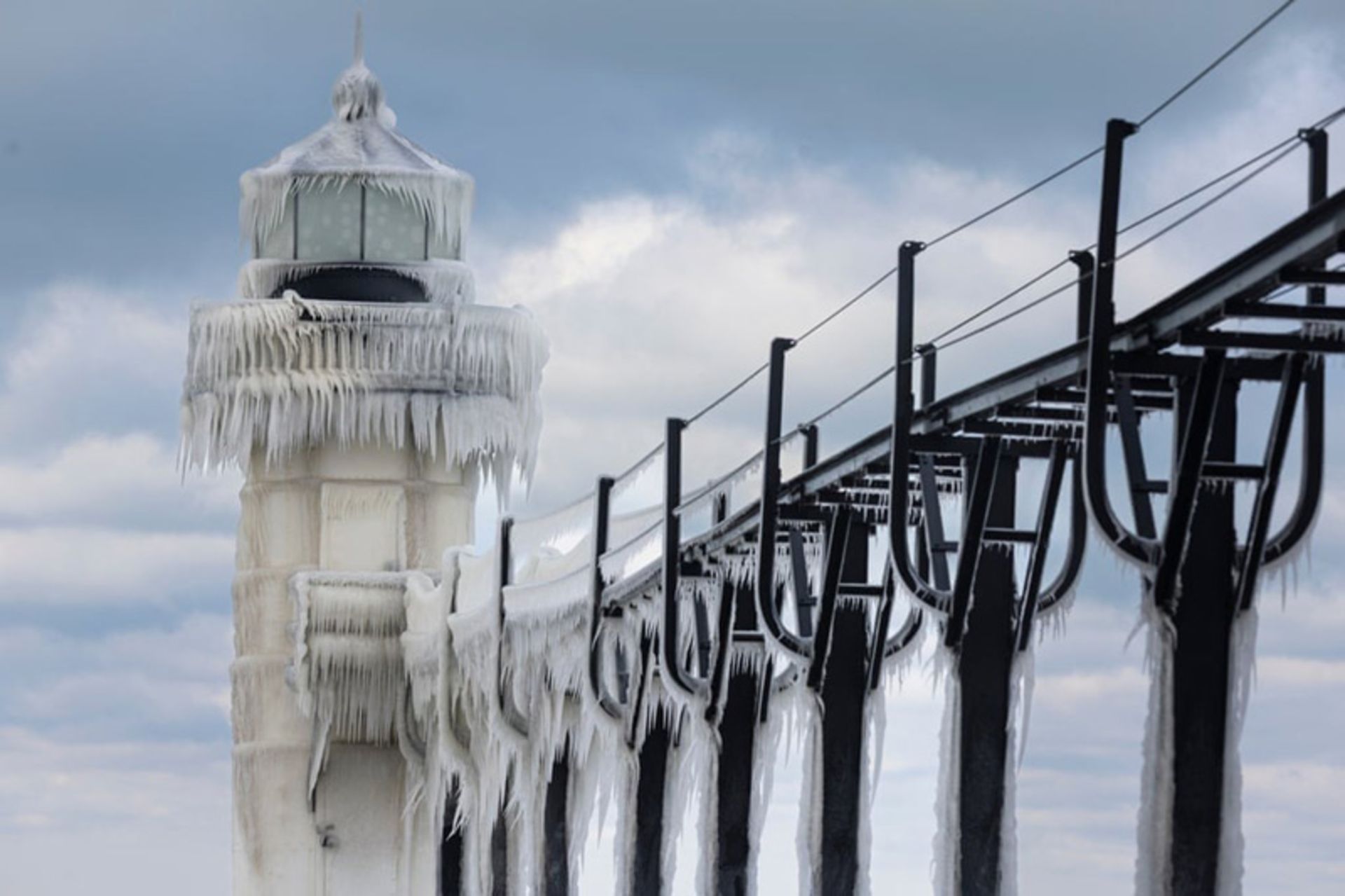 یخ‌زدگی کامل فانوس دریایی پارک تیسکورنیا در سنت جوزف، میشیگان