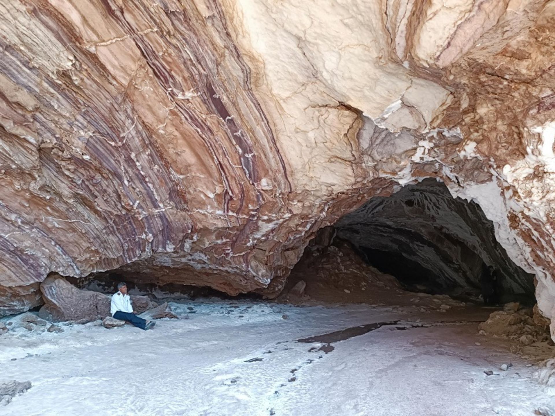 نیروی انتظامی در دهانه ورودی غار نمکدان قشم