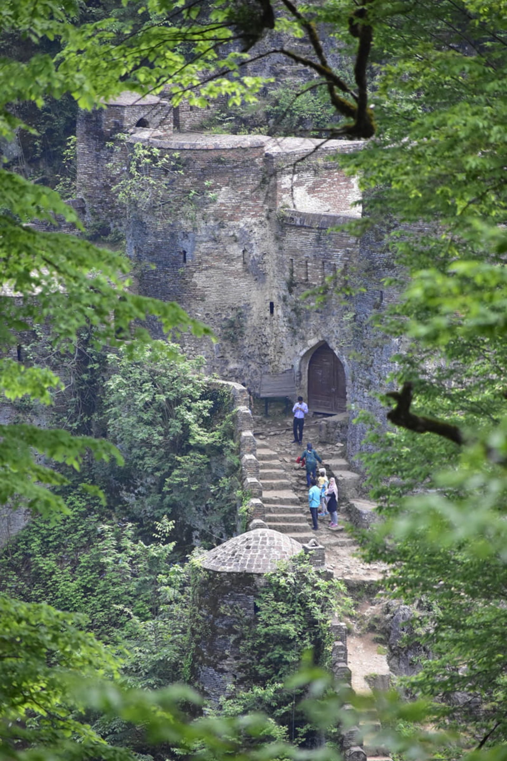 گردشگران روی پله های قلعه رودخان