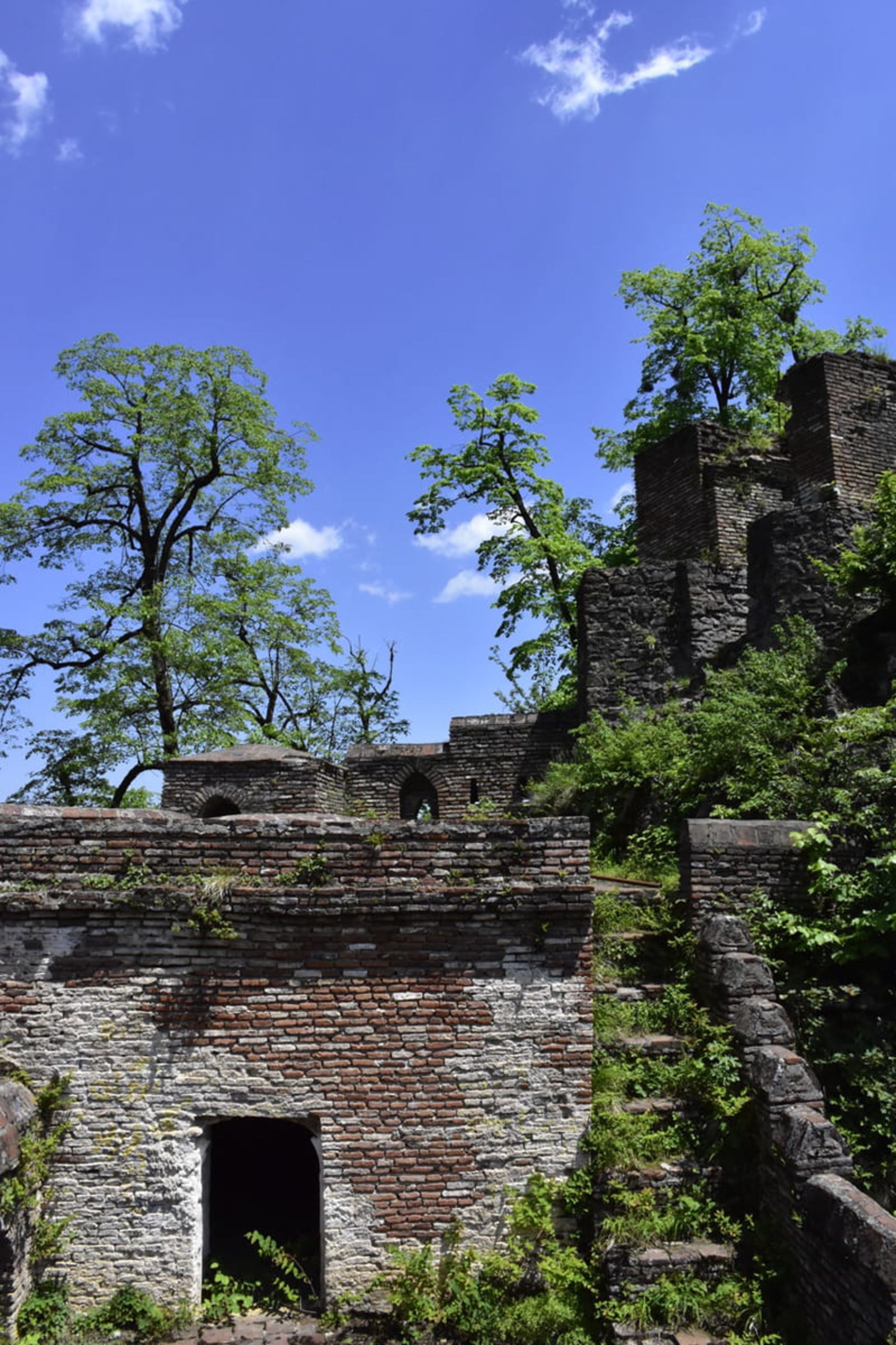 دیوارهای آجری سنگی قلعه رودخان