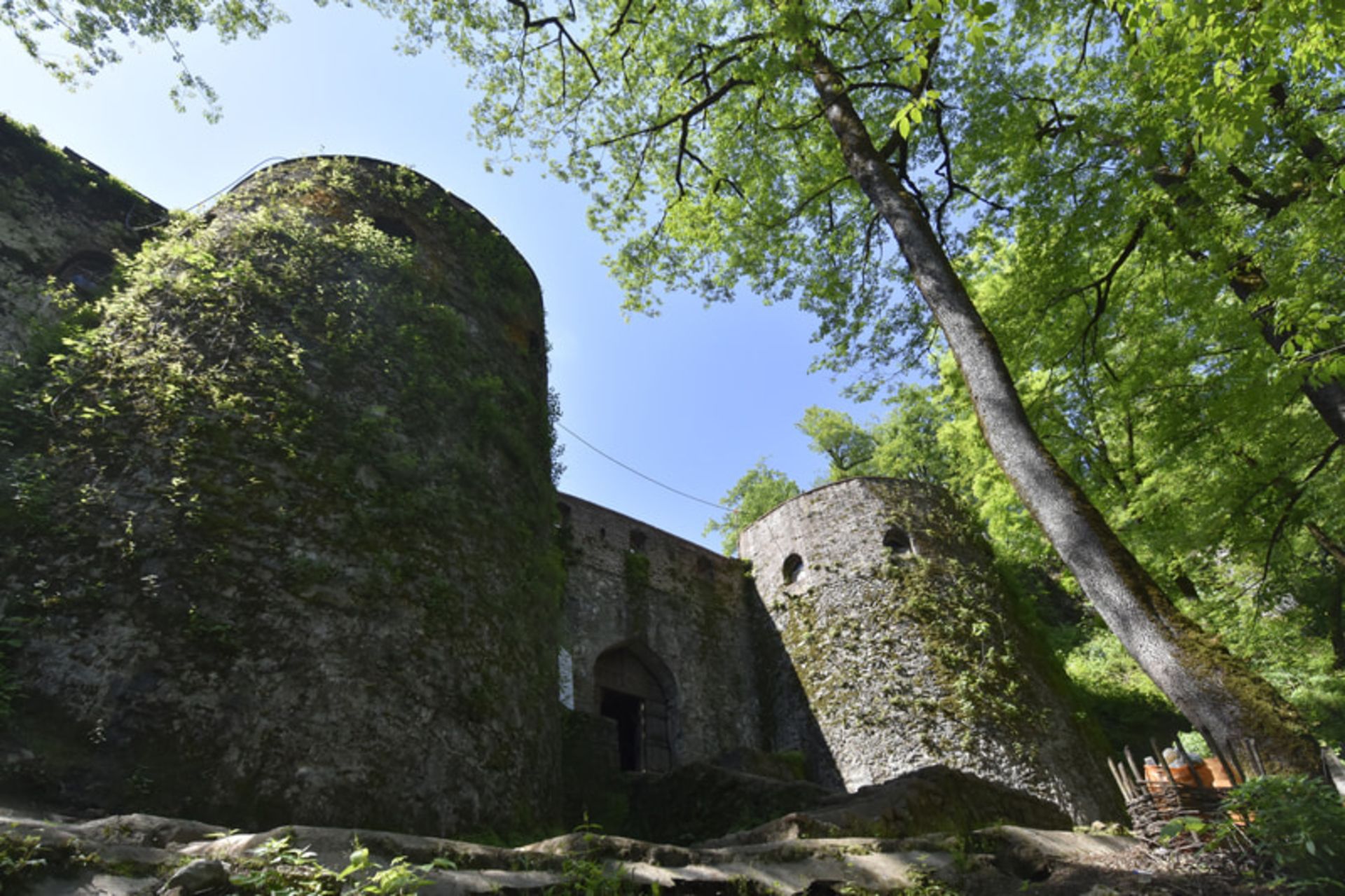 بنای تاریخی قلعه رودخان با دو برج