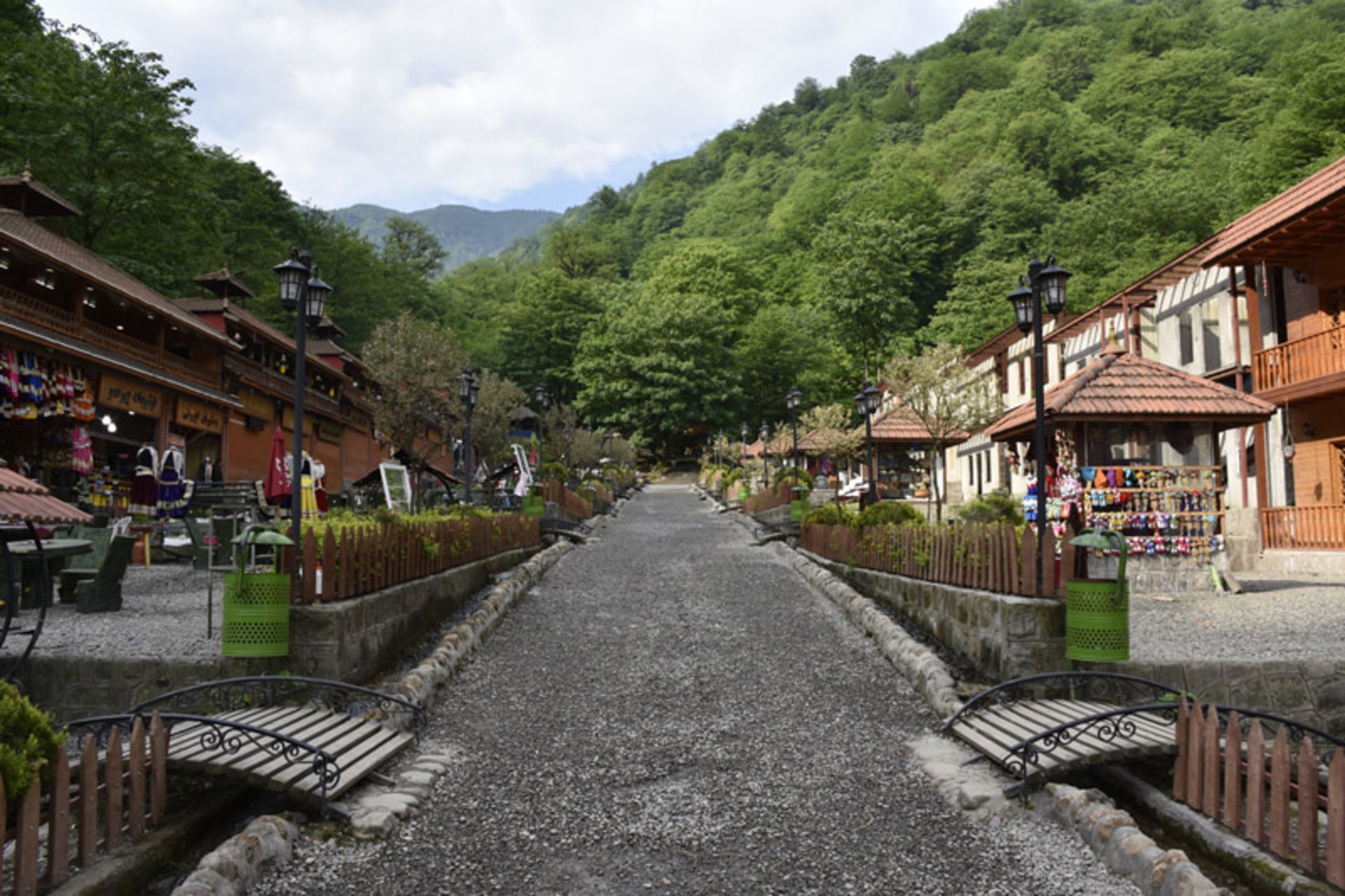 محوطه گردشگری قلعه رودخان با غرفه های مختلف