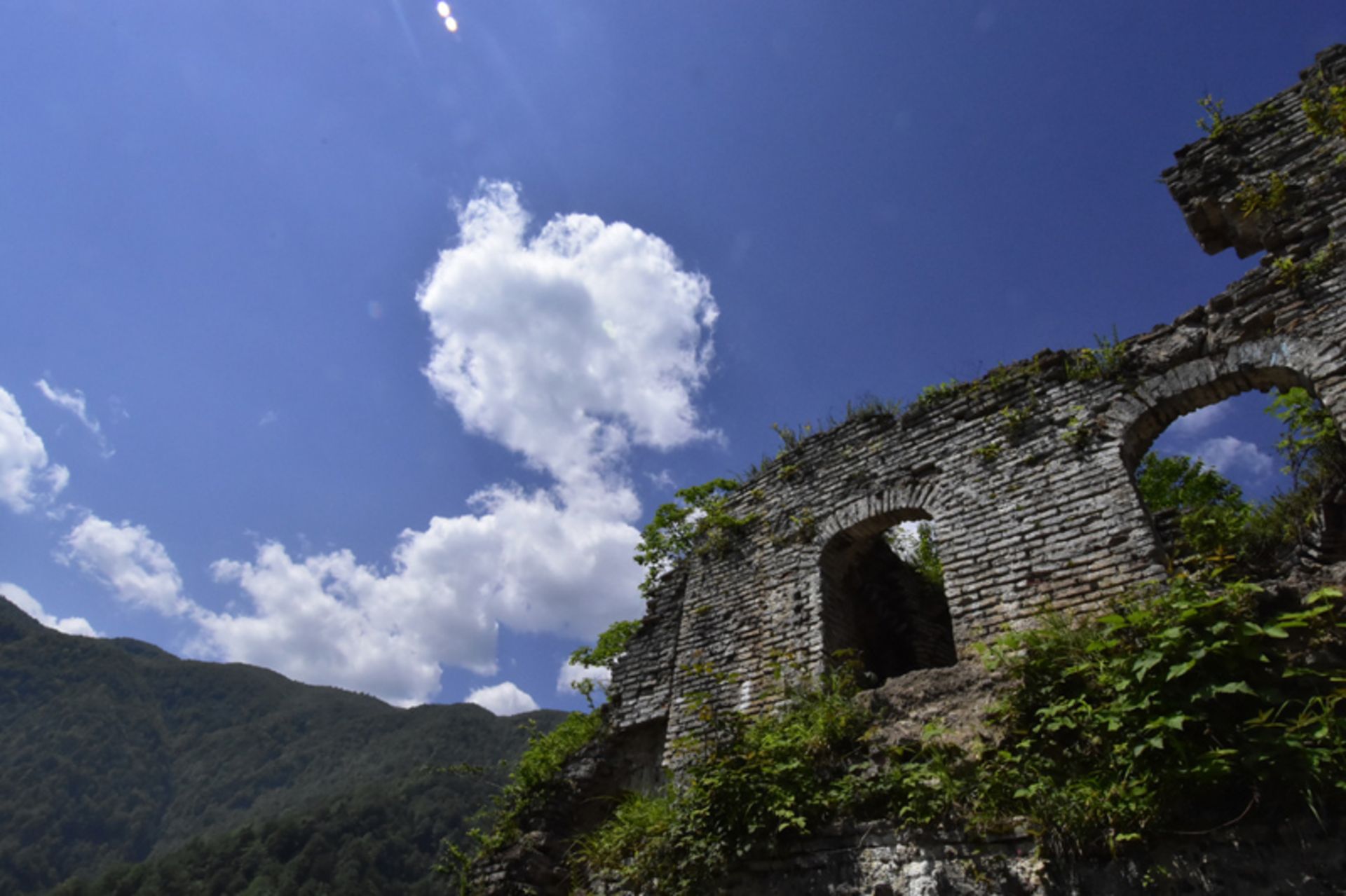 دیوارها و پنجره های سنگی قلعه رودخان