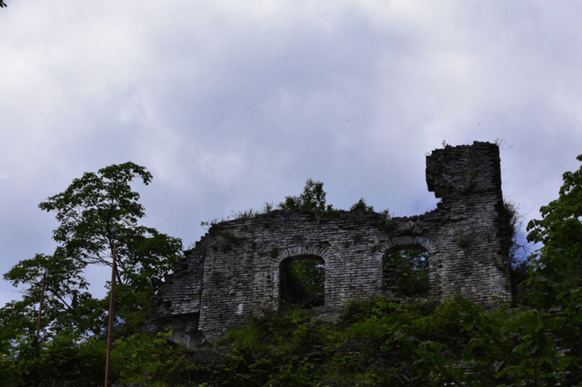 سازه سنگی قلعه رودخان زیر آسمان ابری