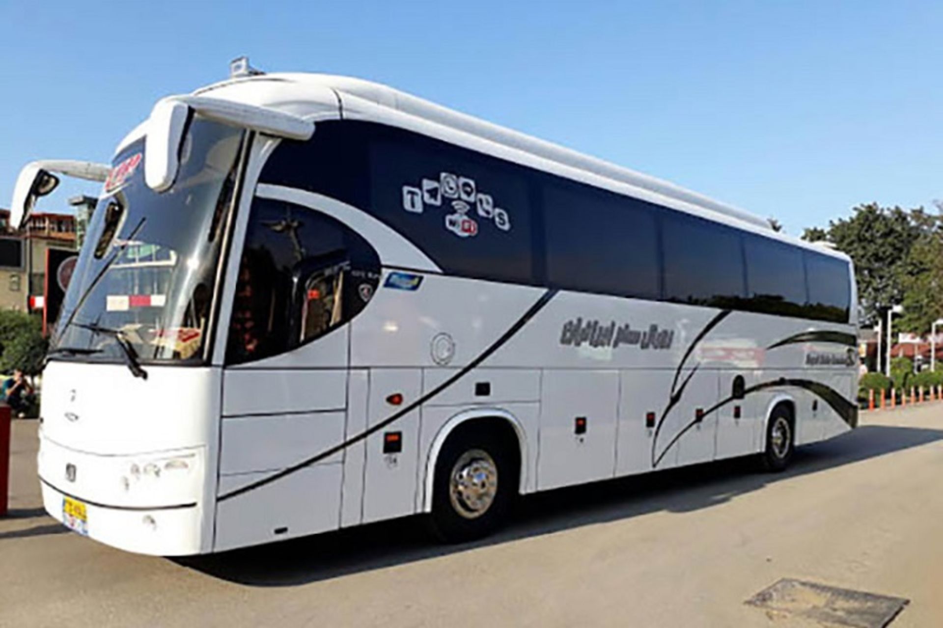 اتوبوس سفید رنگ در پایانه مسافربری بندرعباس