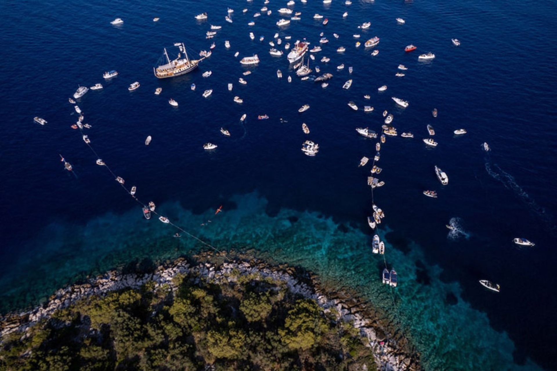 نمای پهپادی قایق‌های جزایر کرواسی در یک رویداد سنتی طناب‌کشی