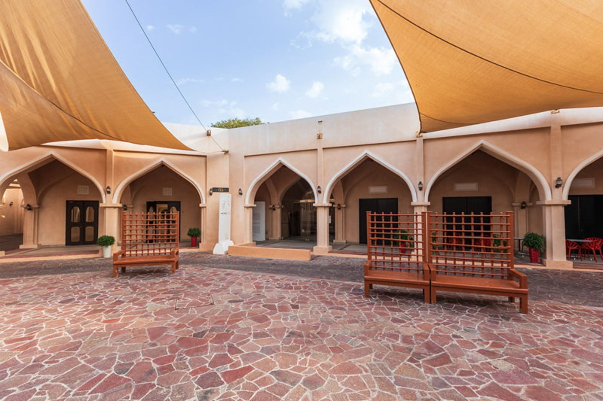 حیاطی با معماری سنتی عربی
