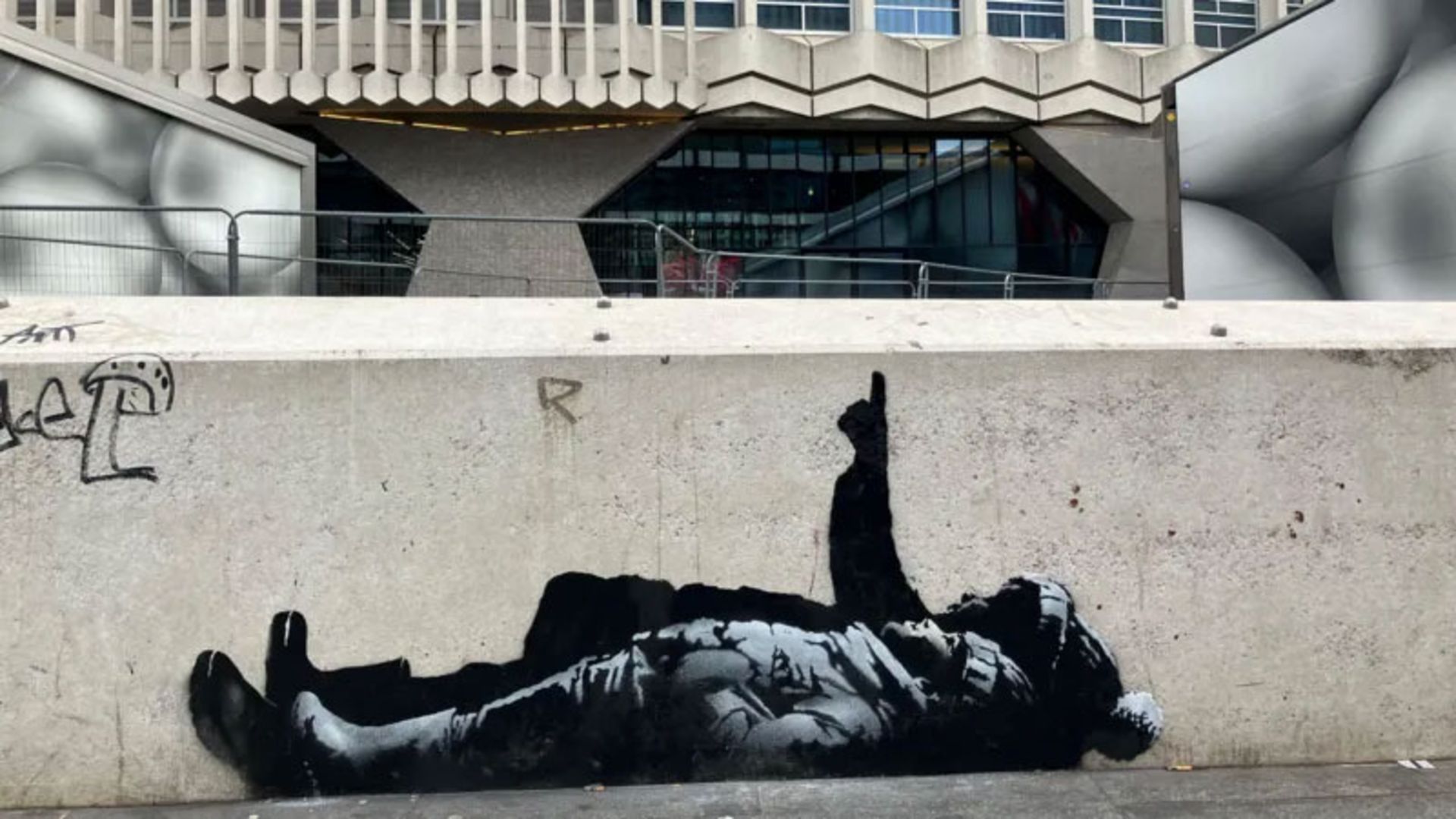 اثر کودک بی‌خانمان خوابیده پای دیوار و در حال اشاره به آسمان