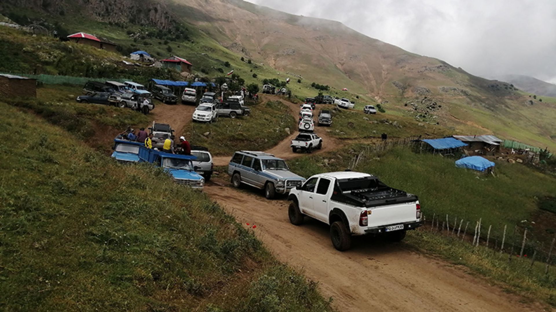 ماشین های آفرودی در جاده خاکی ییلاق سوباتان