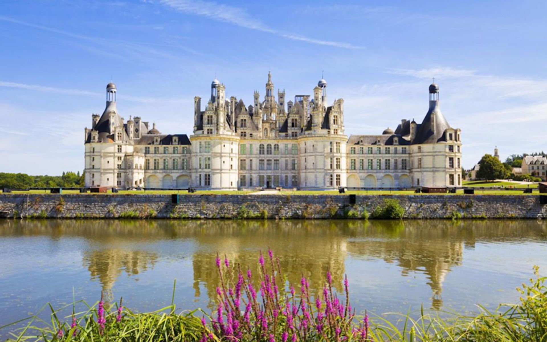 قلعه شاتو دو شامبور در مقابل دریاچه