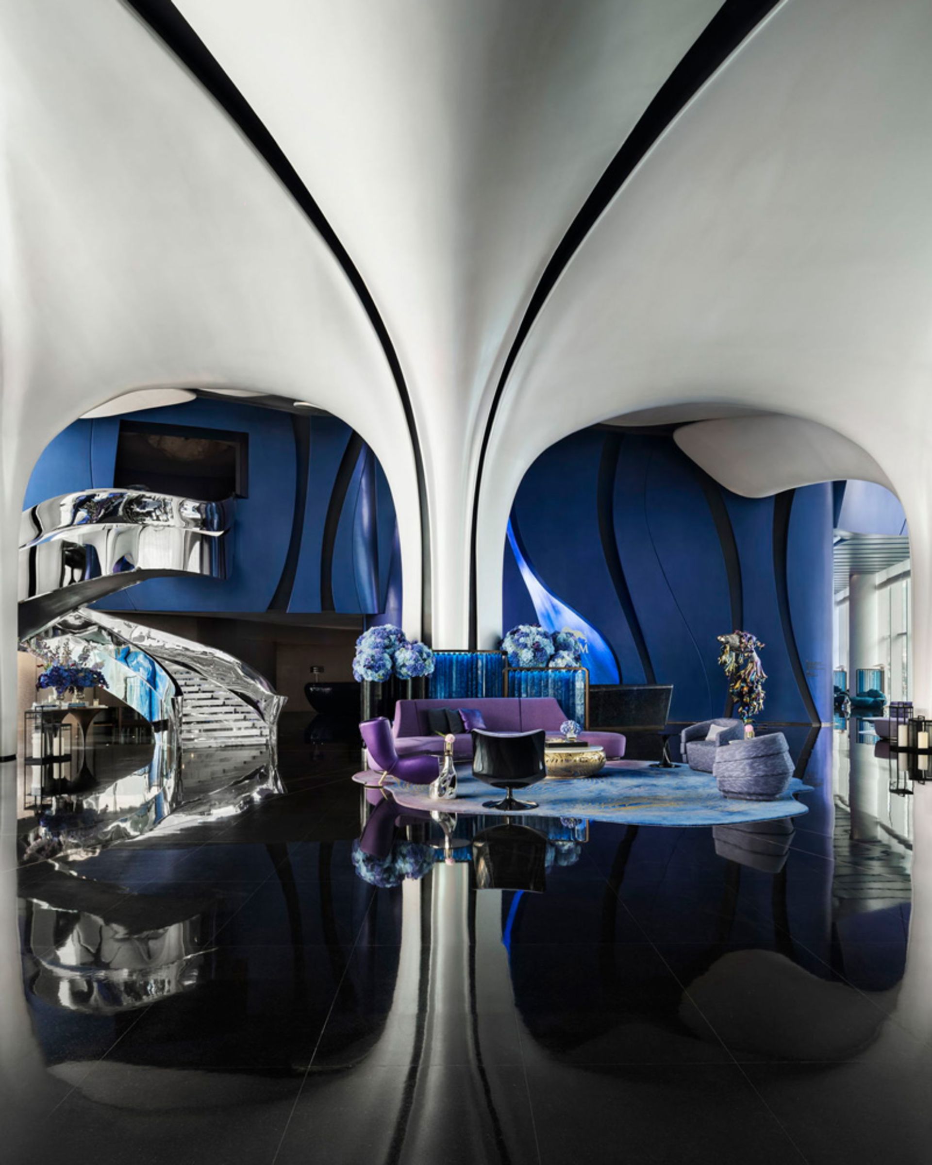 پلکان نقره‌ای در لابی هتل ام‌جی‌ام در شهر شنژن