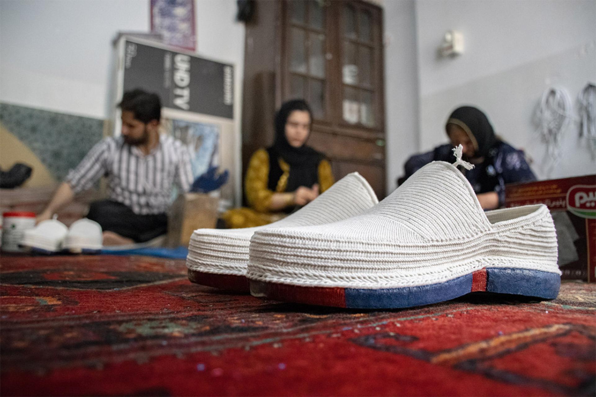 گیوه مردانه مریوان در خانه مردم بومی