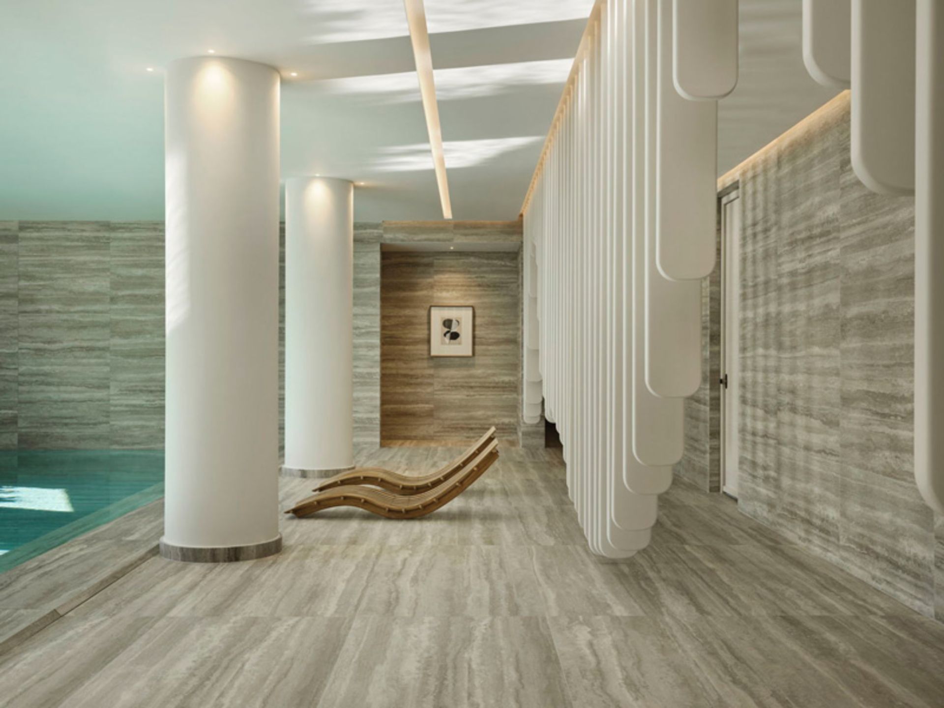 تخت‌های استراحت در کنار استخر هتل دئوس در میکونوس یونان