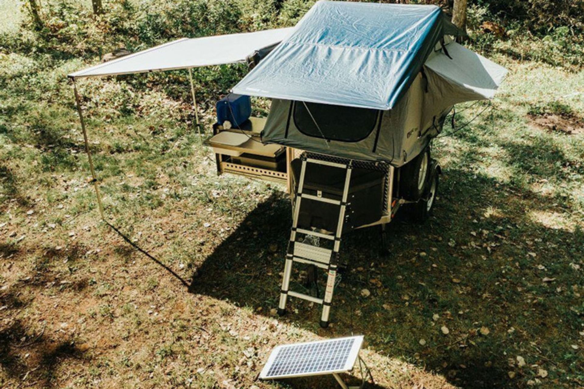 تریلر جنیمکس با سایه‌بان باز شده