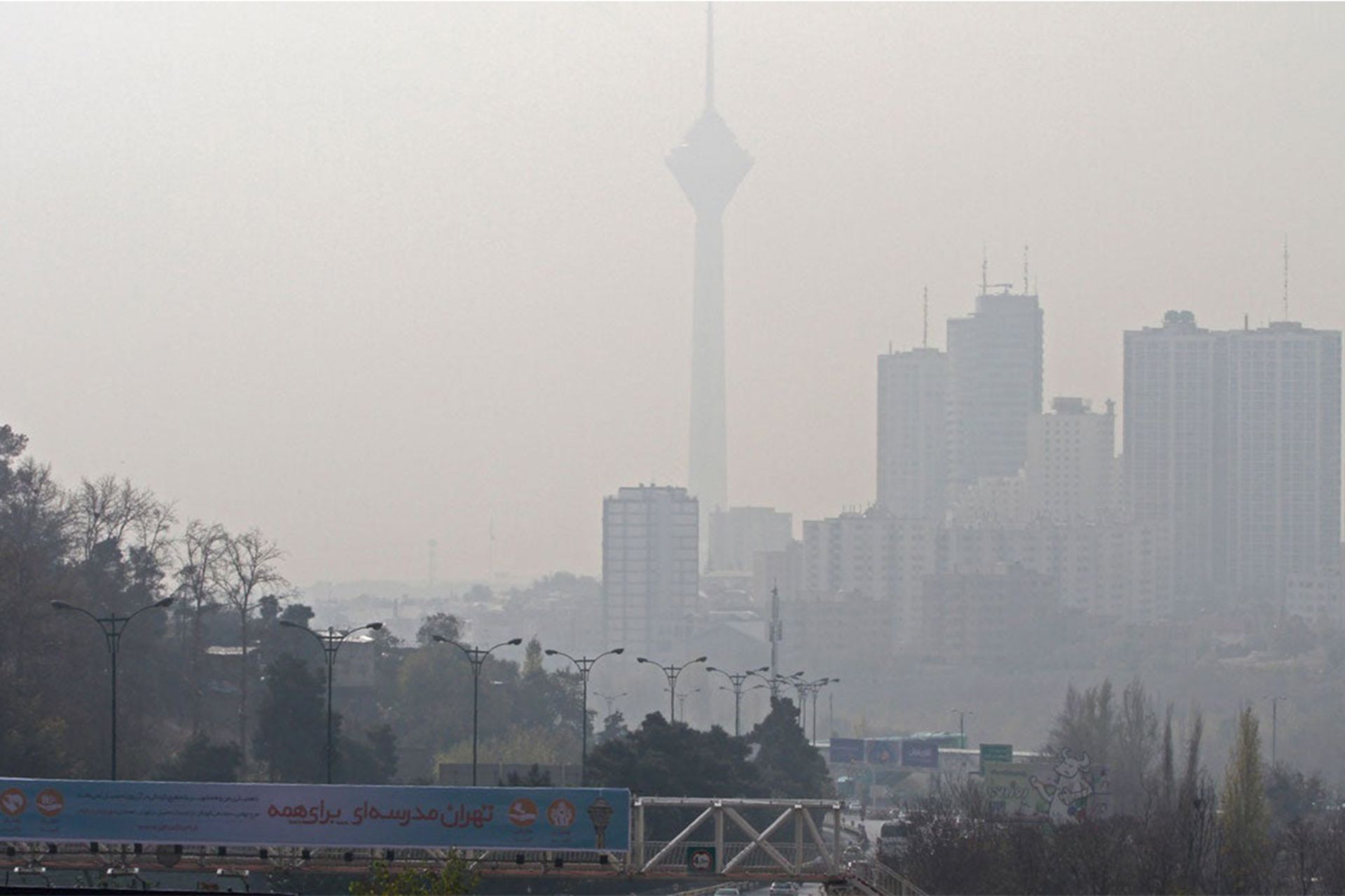 برج میلاد در هوای آلوده تهران