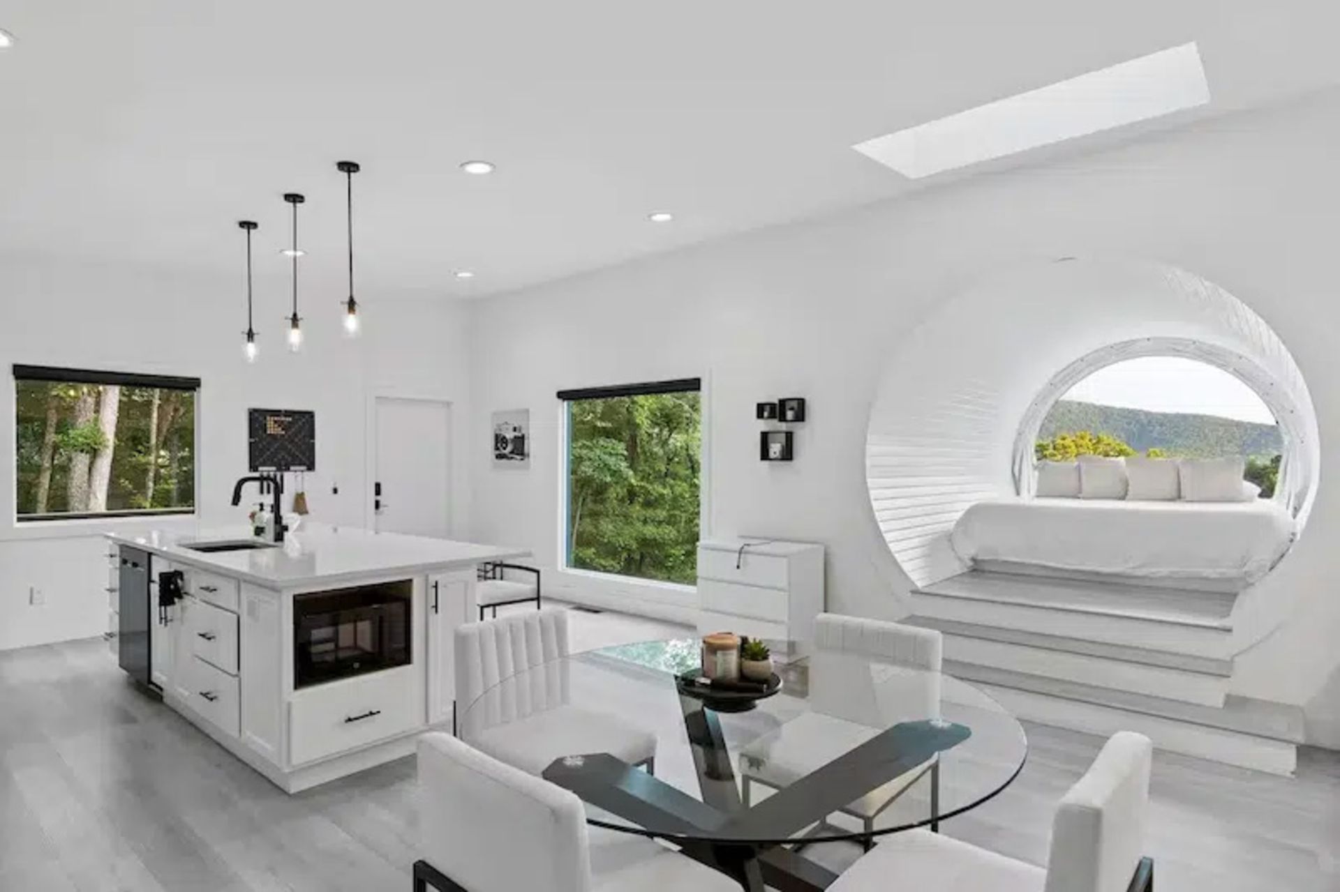 پذیرایی و آشپزخانه کلبه دوربینی در جنگل