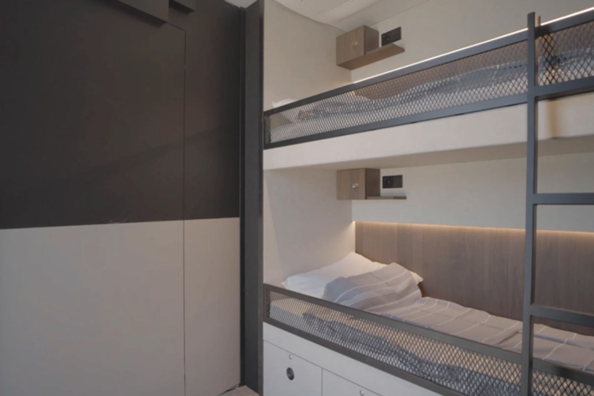 تخت‌خواب دوطبقه در کامیون هتلی شرکت آفرود شیور