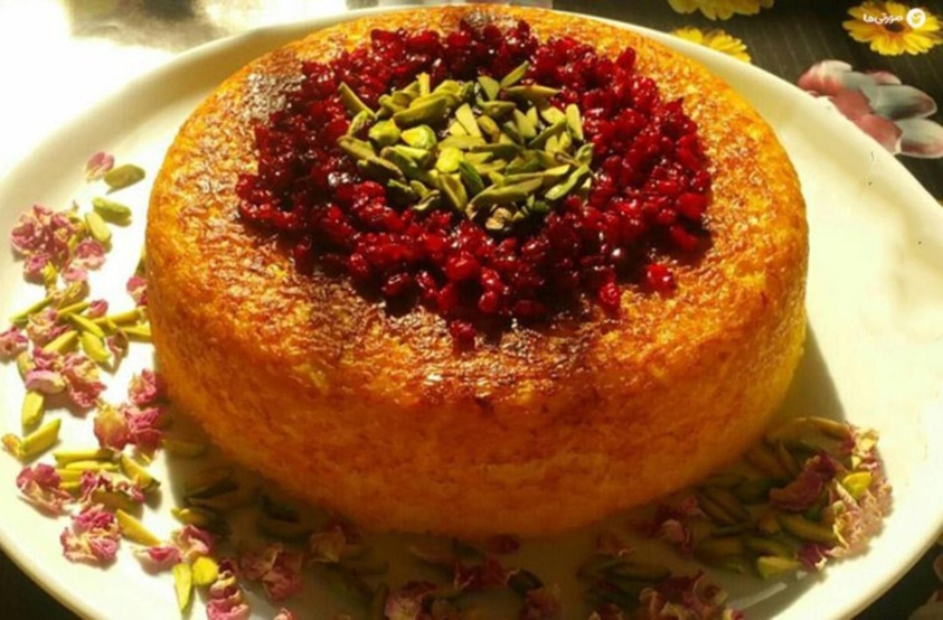 ته چین تزیین شده با زرشک و خلال پسته
