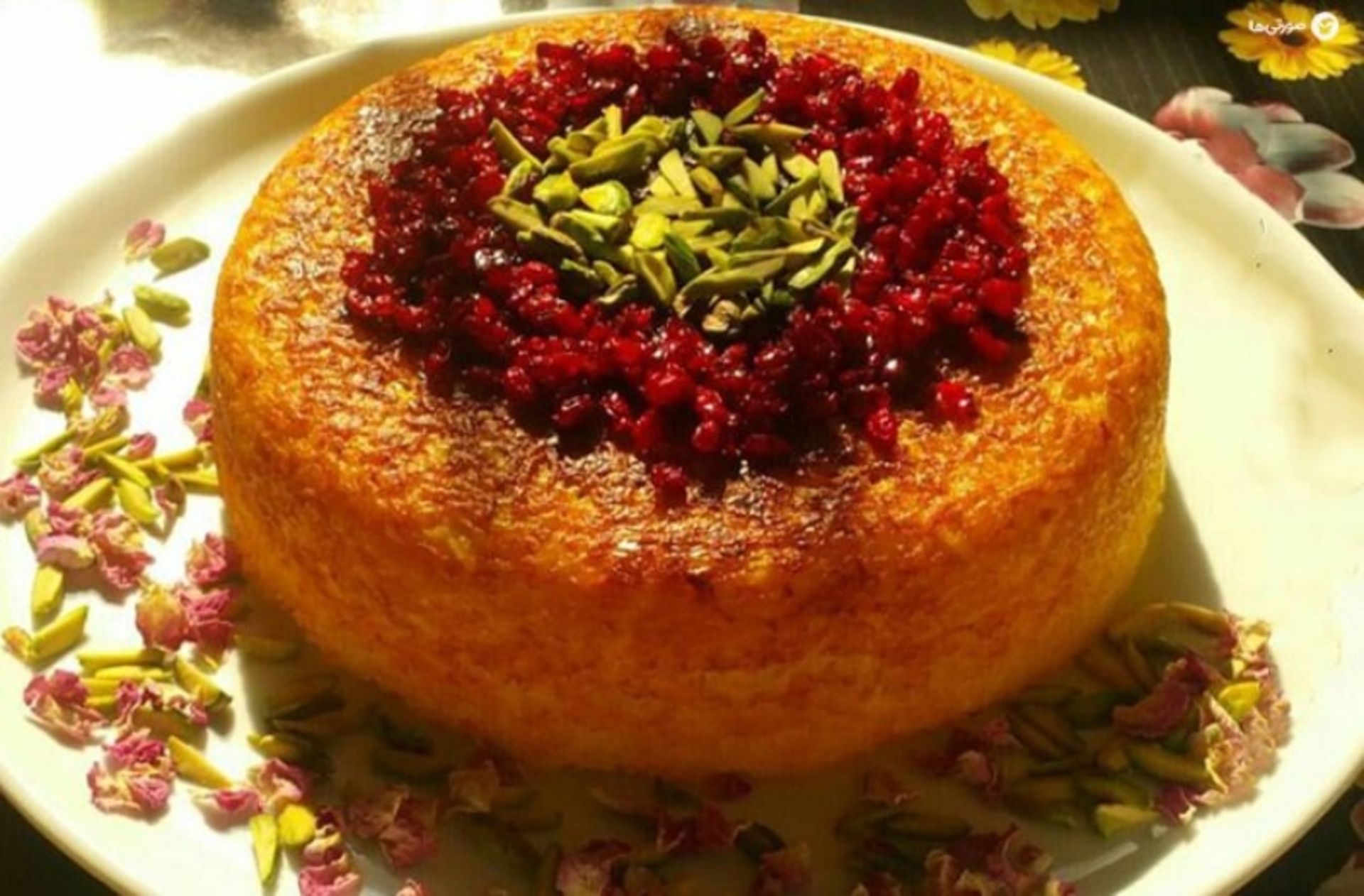 ته چین تزیین شده با زرشک و خلال پسته