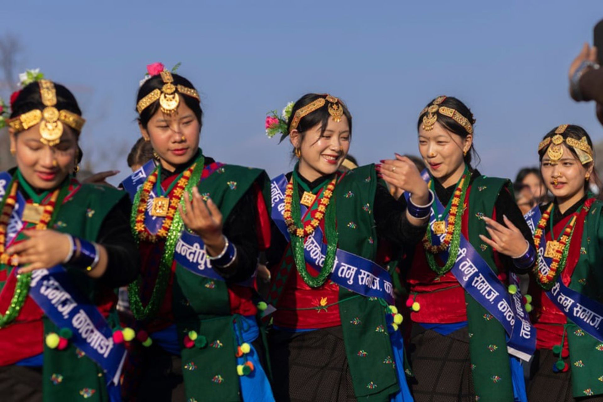 رقص محلی مردم قوم گورونگ با لباس‌های سنتی در جشنواره سال نو در کاتماندو، نپال