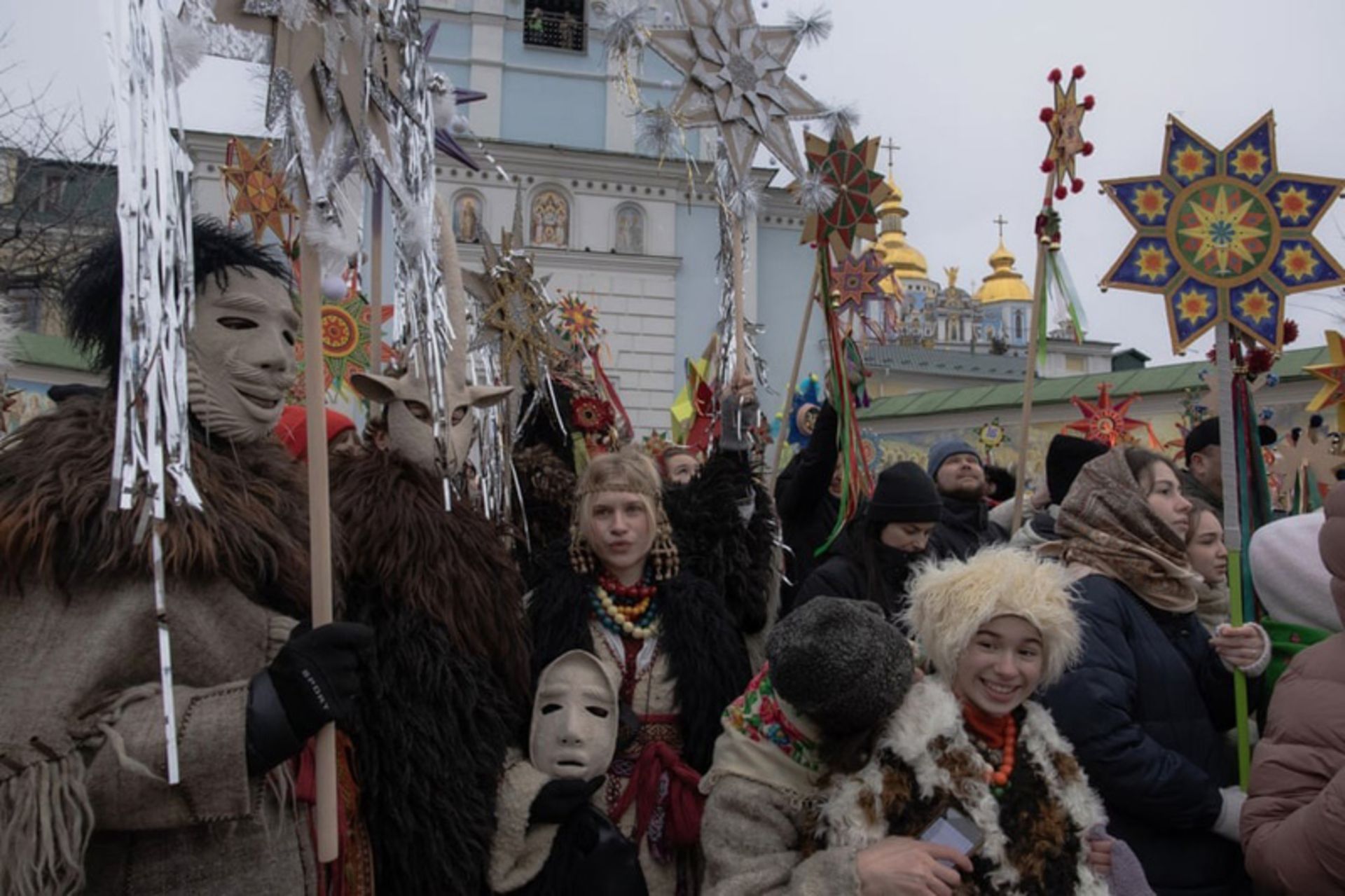 رژه کریسمس اوکراینی‌ها با لباس‌های سنتی در میدان سنت مایکل کیف.