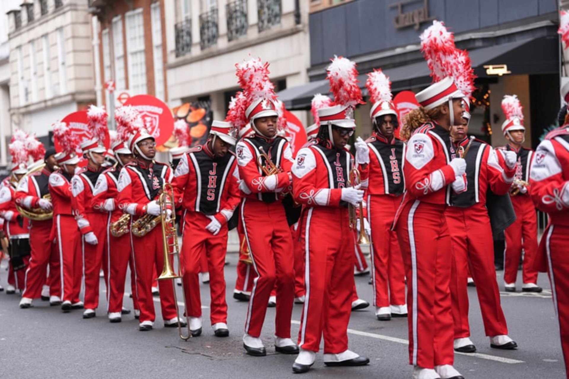 انتظار هنرمندان برای آغاز رژه روز سال نو در لندن، انگلستان