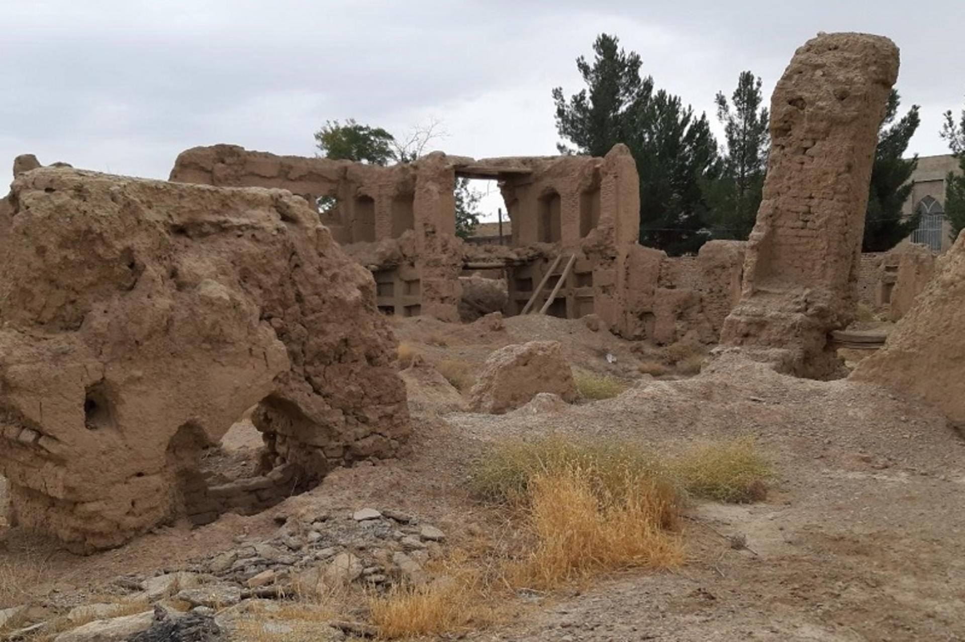 بقایای سازه خشتی قلعه لریجان